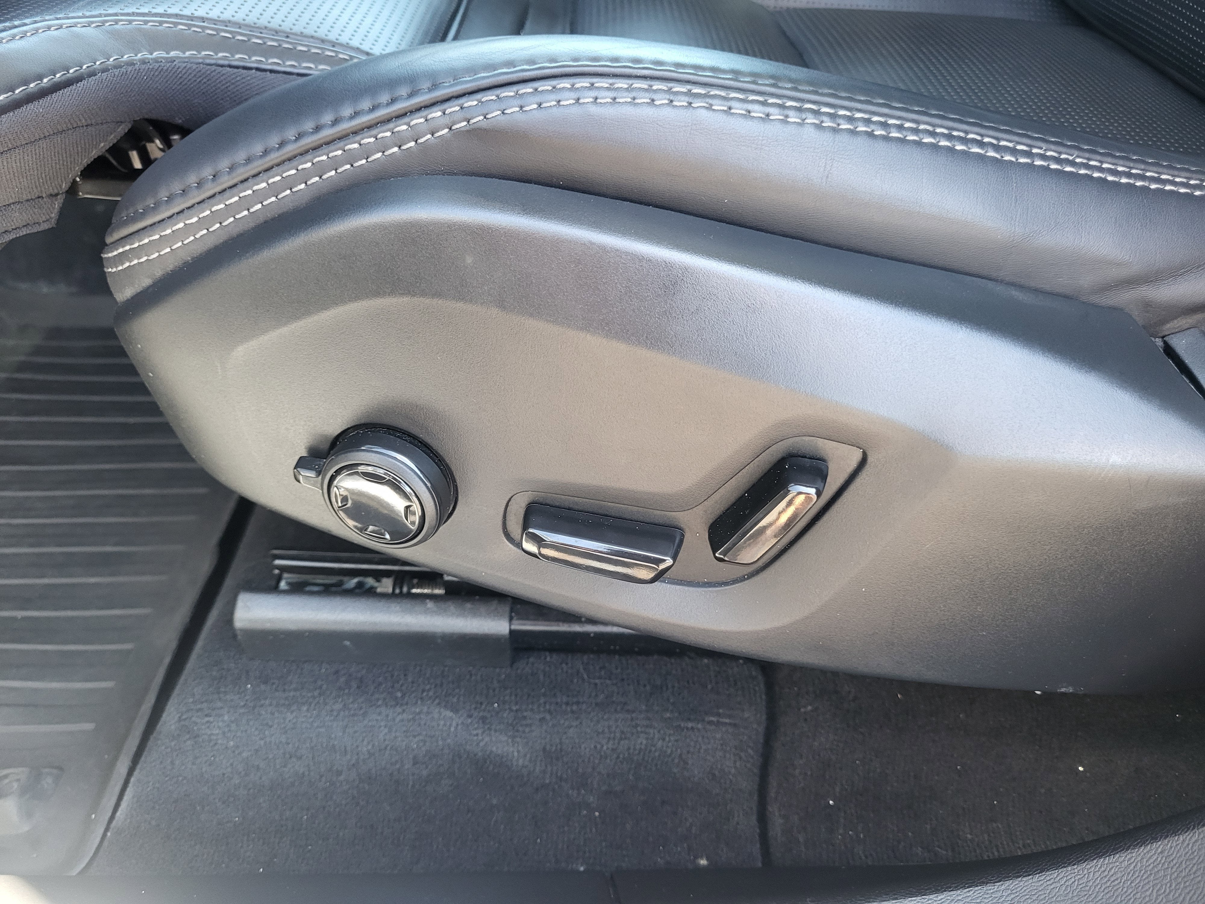 2023 Volvo XC60 B5 Ultimate Dark Theme