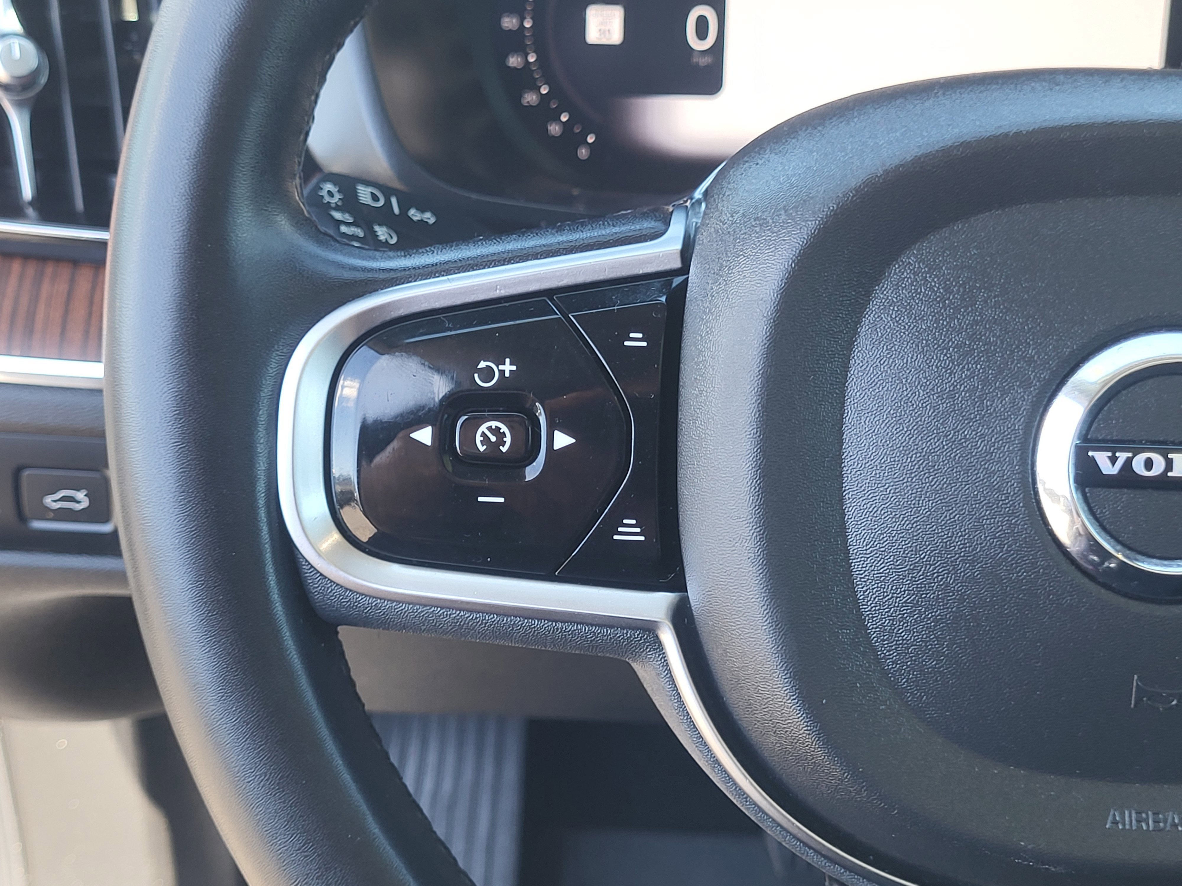 2023 Volvo XC60 B5 Ultimate Dark Theme