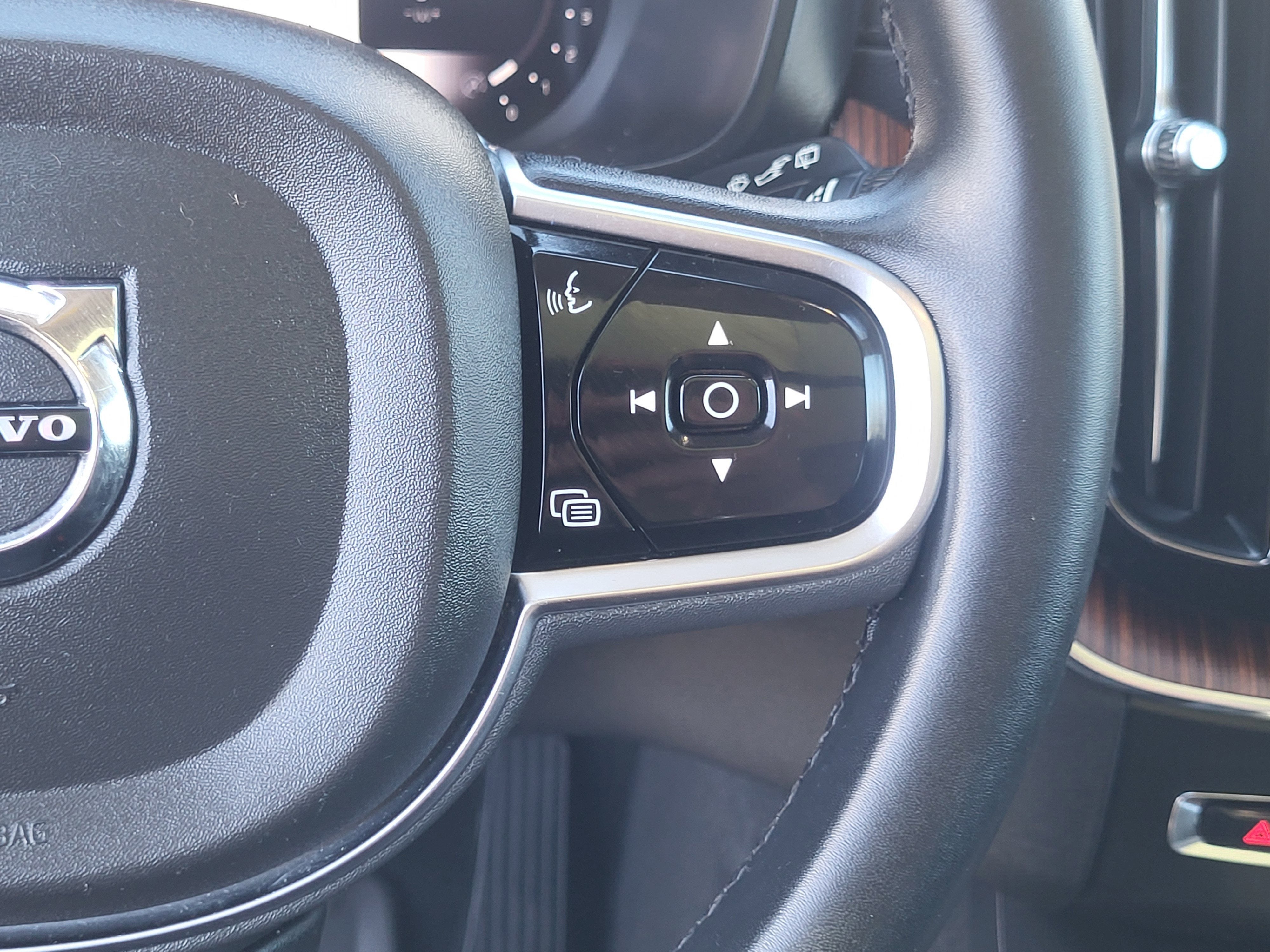 2023 Volvo XC60 B5 Ultimate Dark Theme