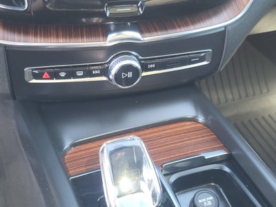 2023 Volvo XC60 B5 Ultimate Dark Theme