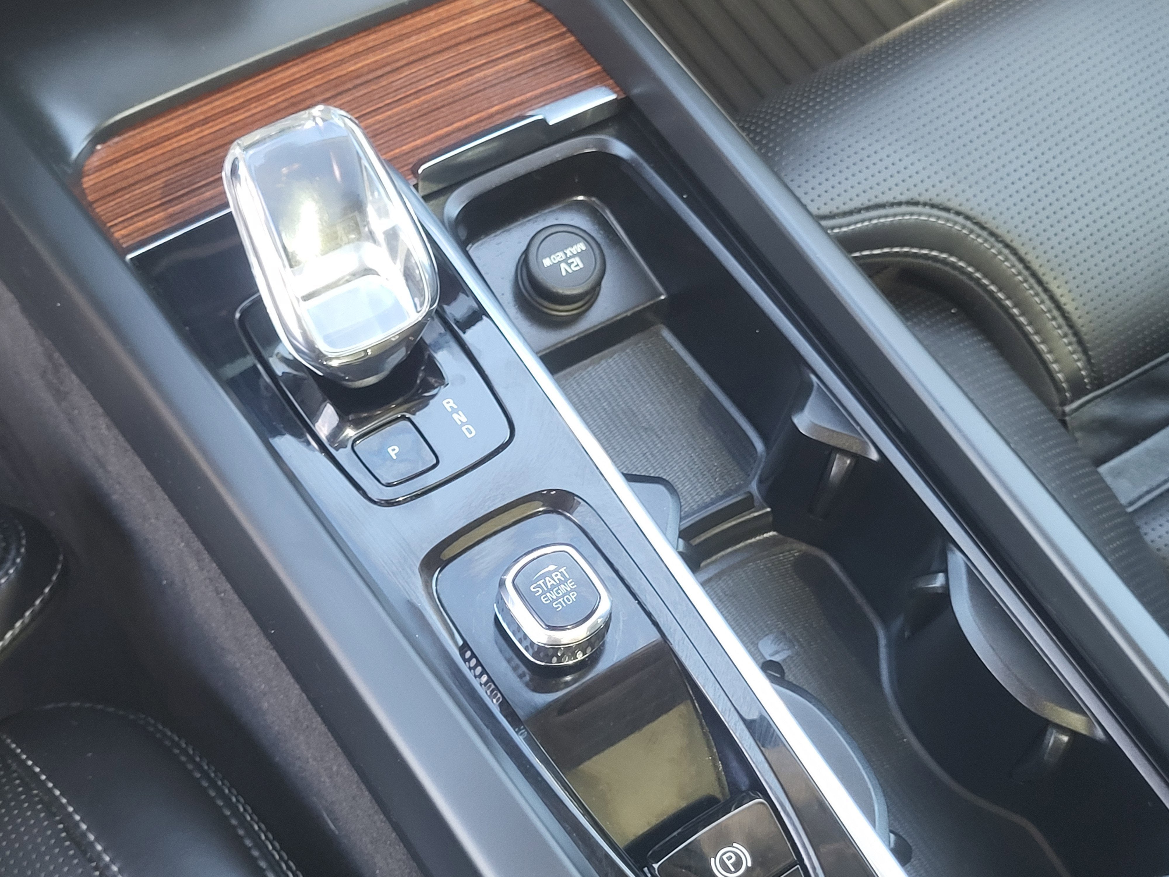 2023 Volvo XC60 B5 Ultimate Dark Theme