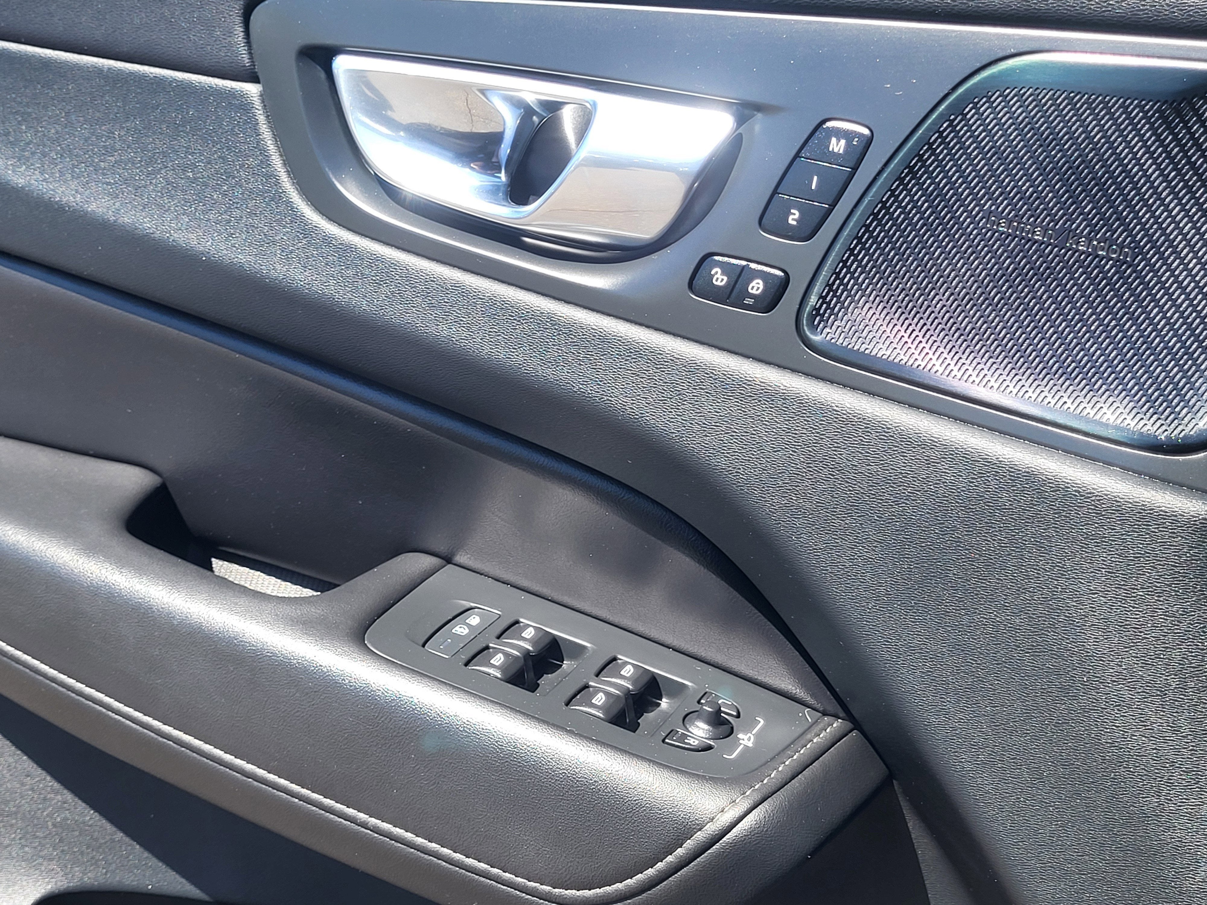 2023 Volvo XC60 B5 Ultimate Dark Theme