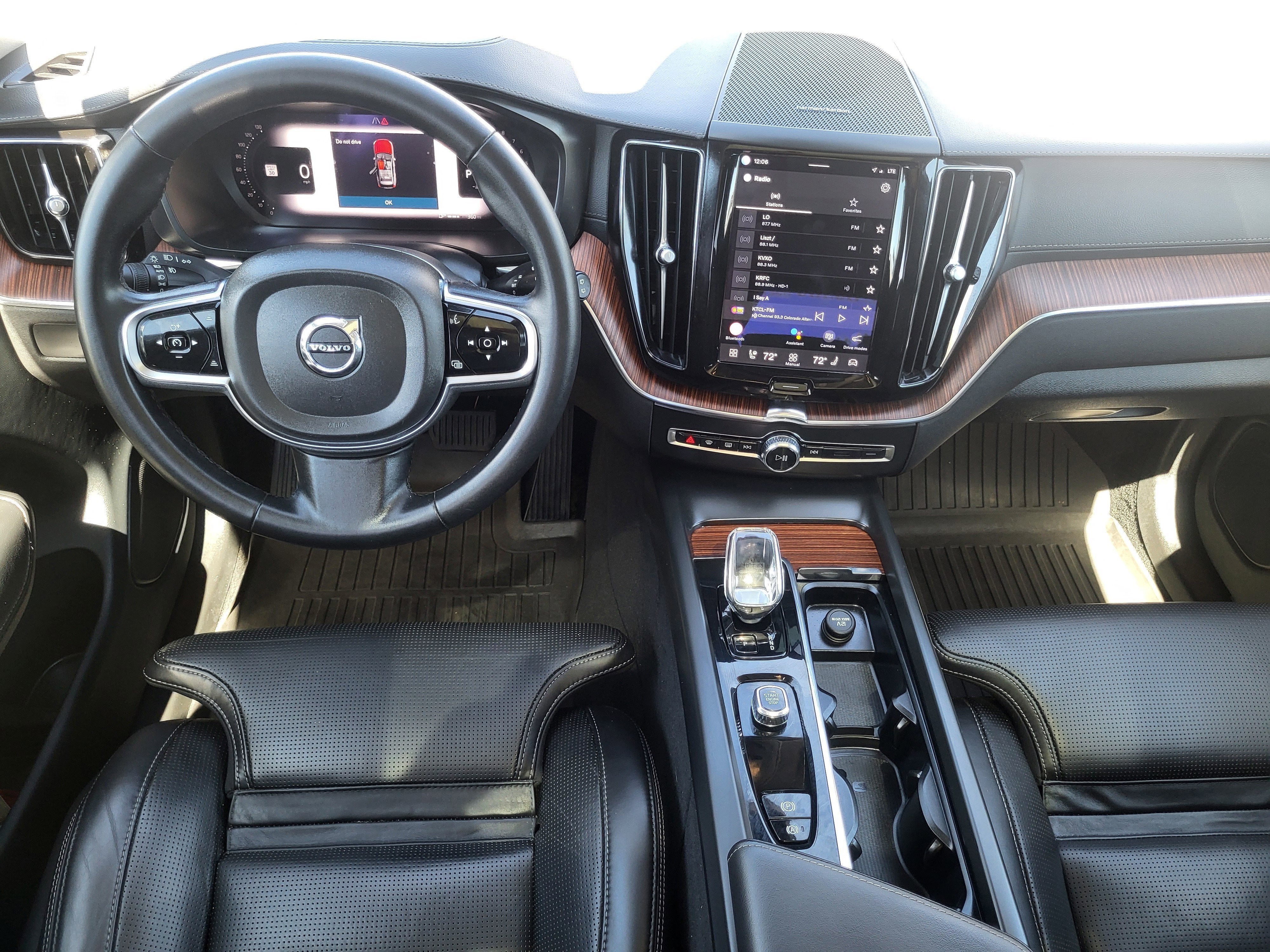 2023 Volvo XC60 B5 Ultimate Dark Theme