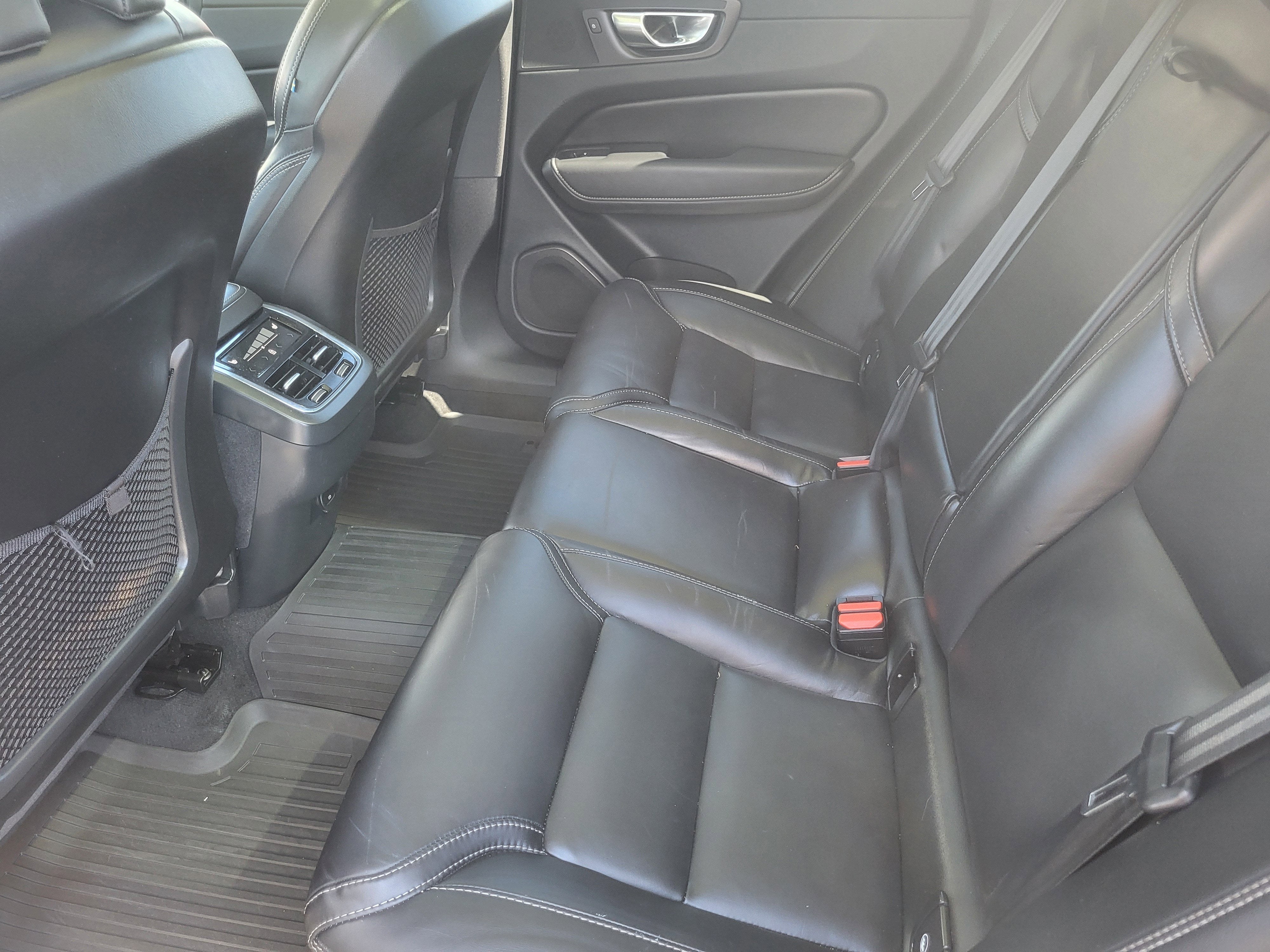 2023 Volvo XC60 B5 Ultimate Dark Theme