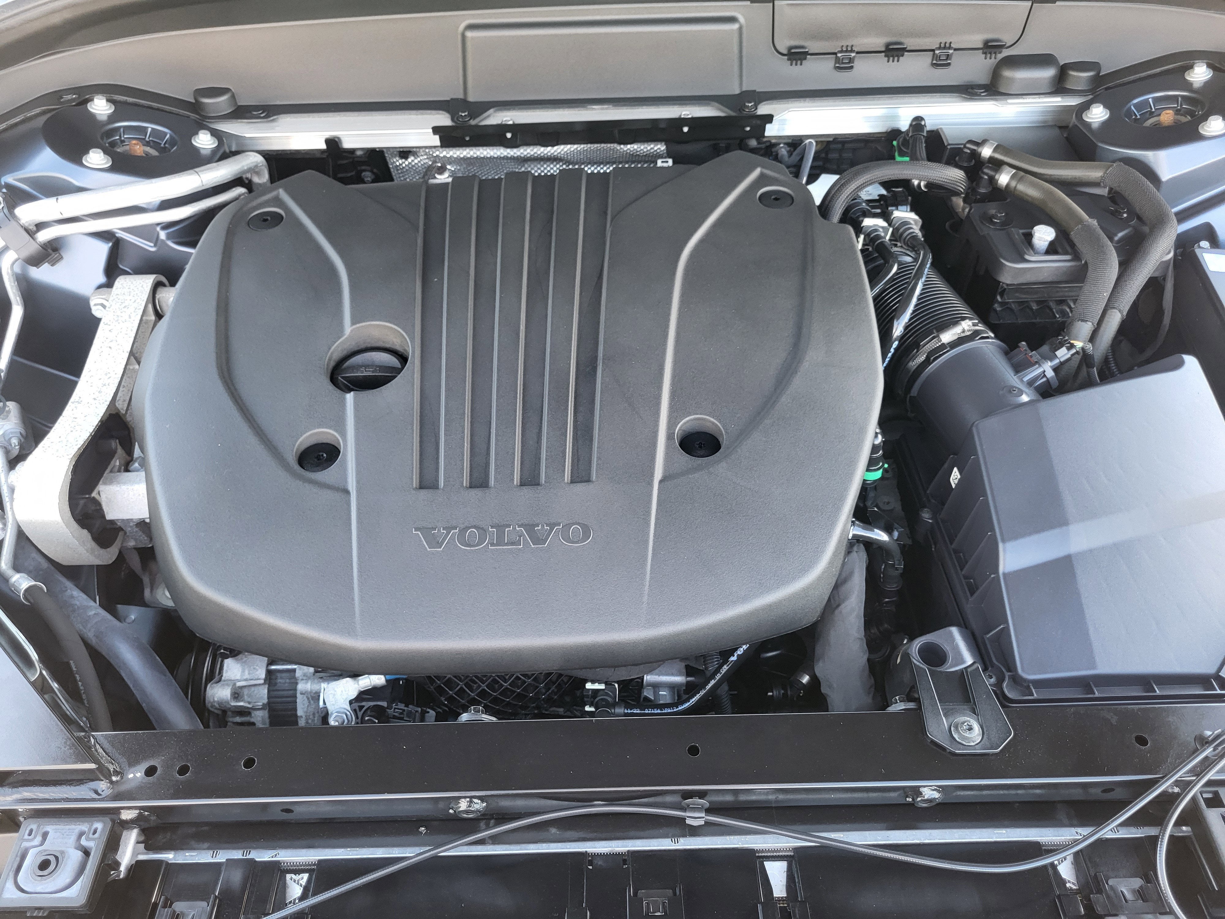 2023 Volvo XC60 B5 Ultimate Dark Theme