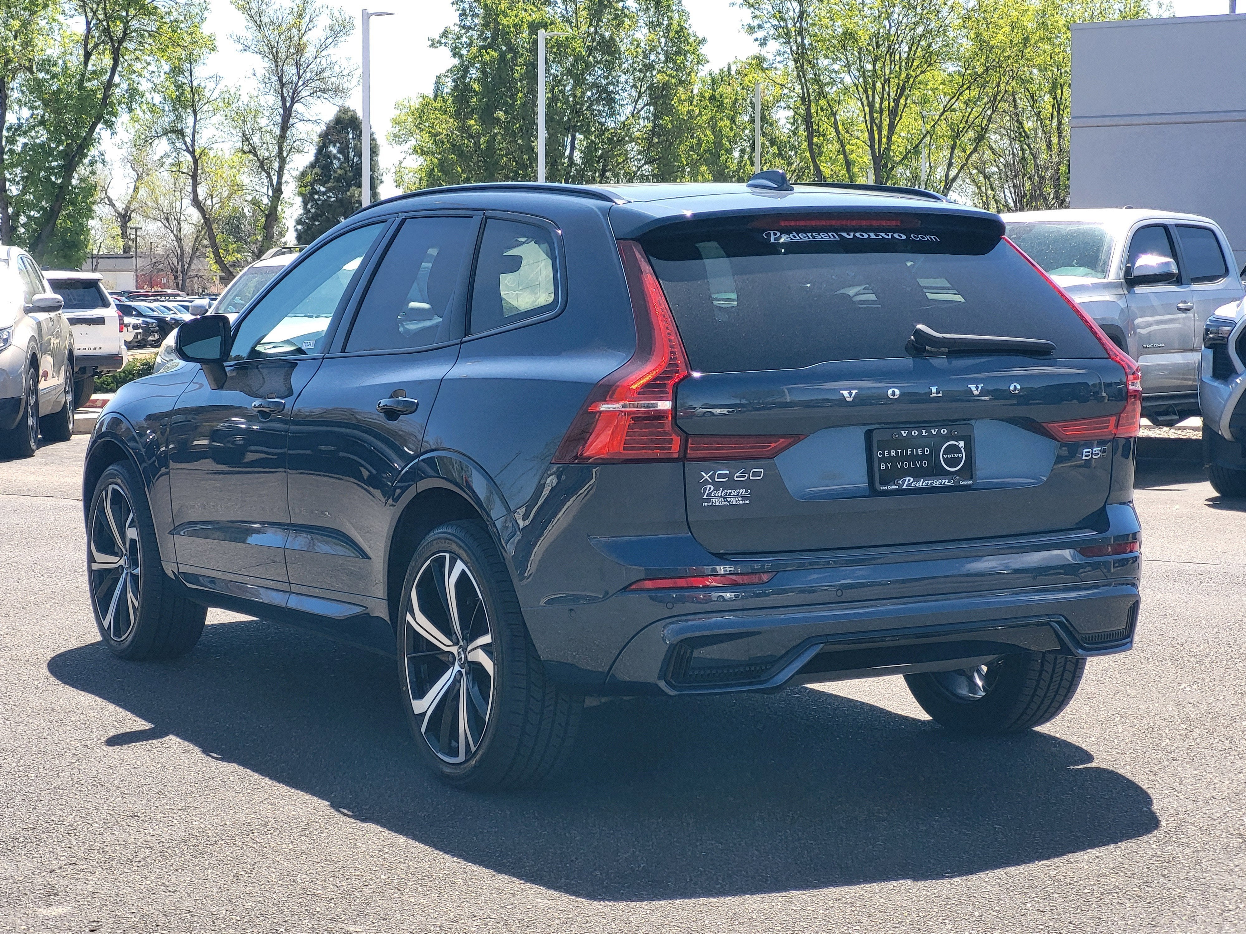 2023 Volvo XC60 B5 Ultimate Dark Theme