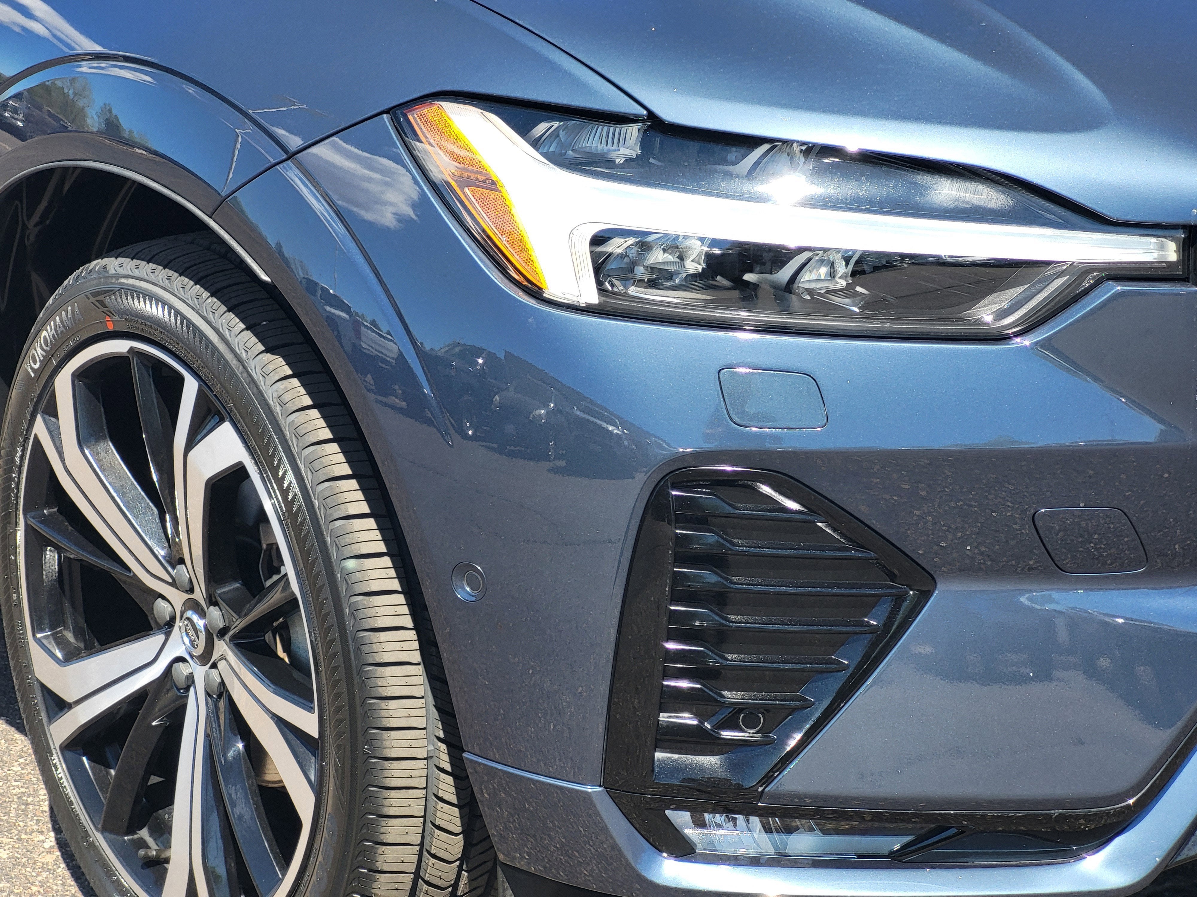 2023 Volvo XC60 B5 Ultimate Dark Theme