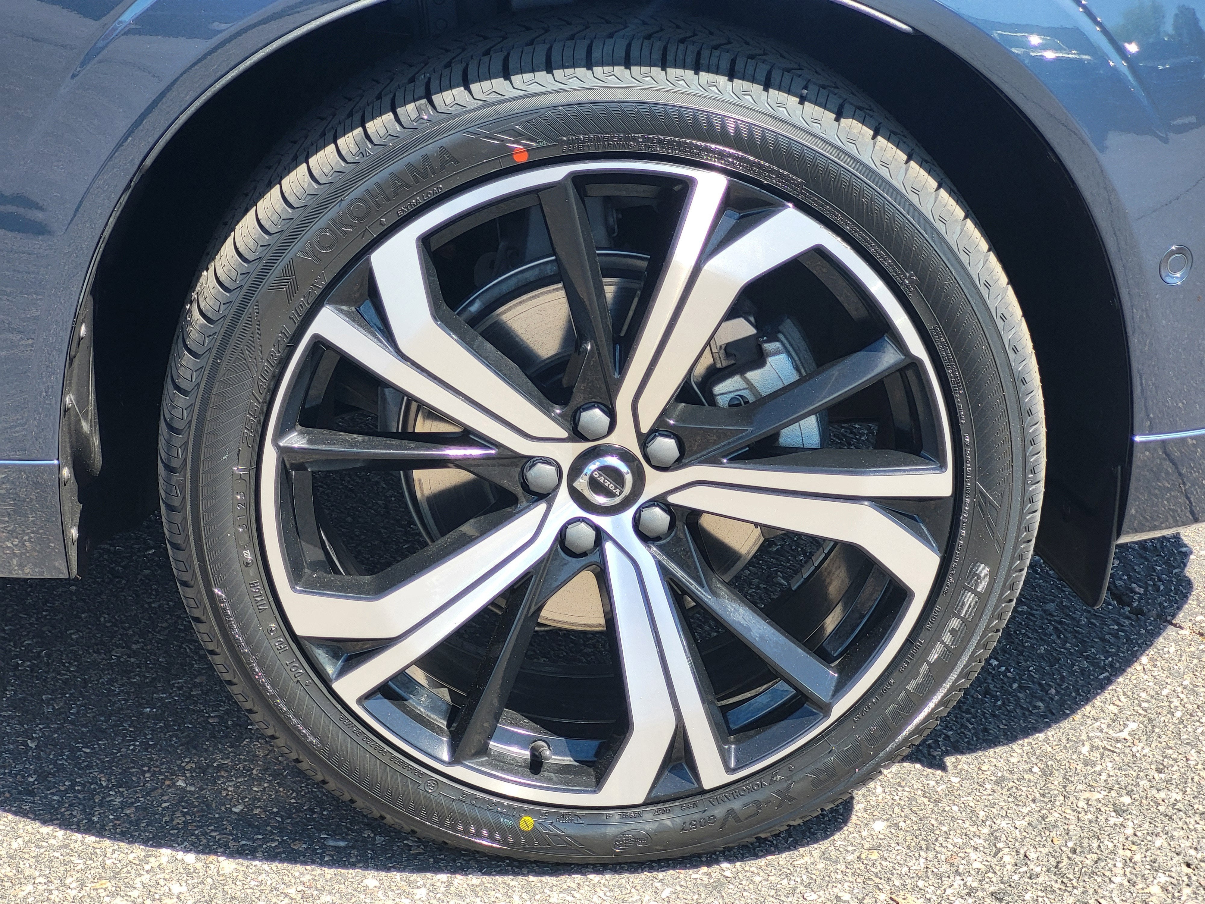 2023 Volvo XC60 B5 Ultimate Dark Theme