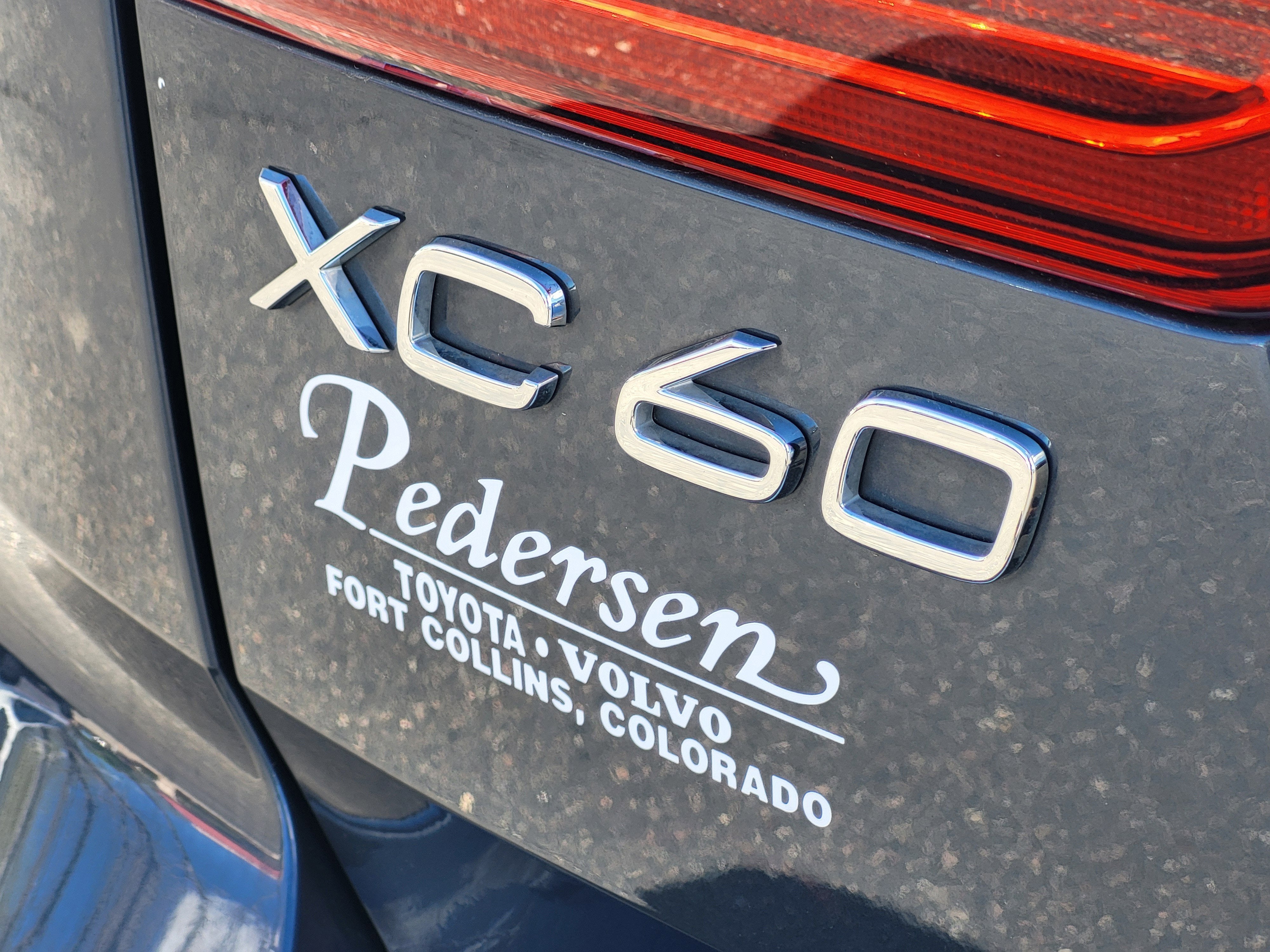 2023 Volvo XC60 B5 Ultimate Dark Theme