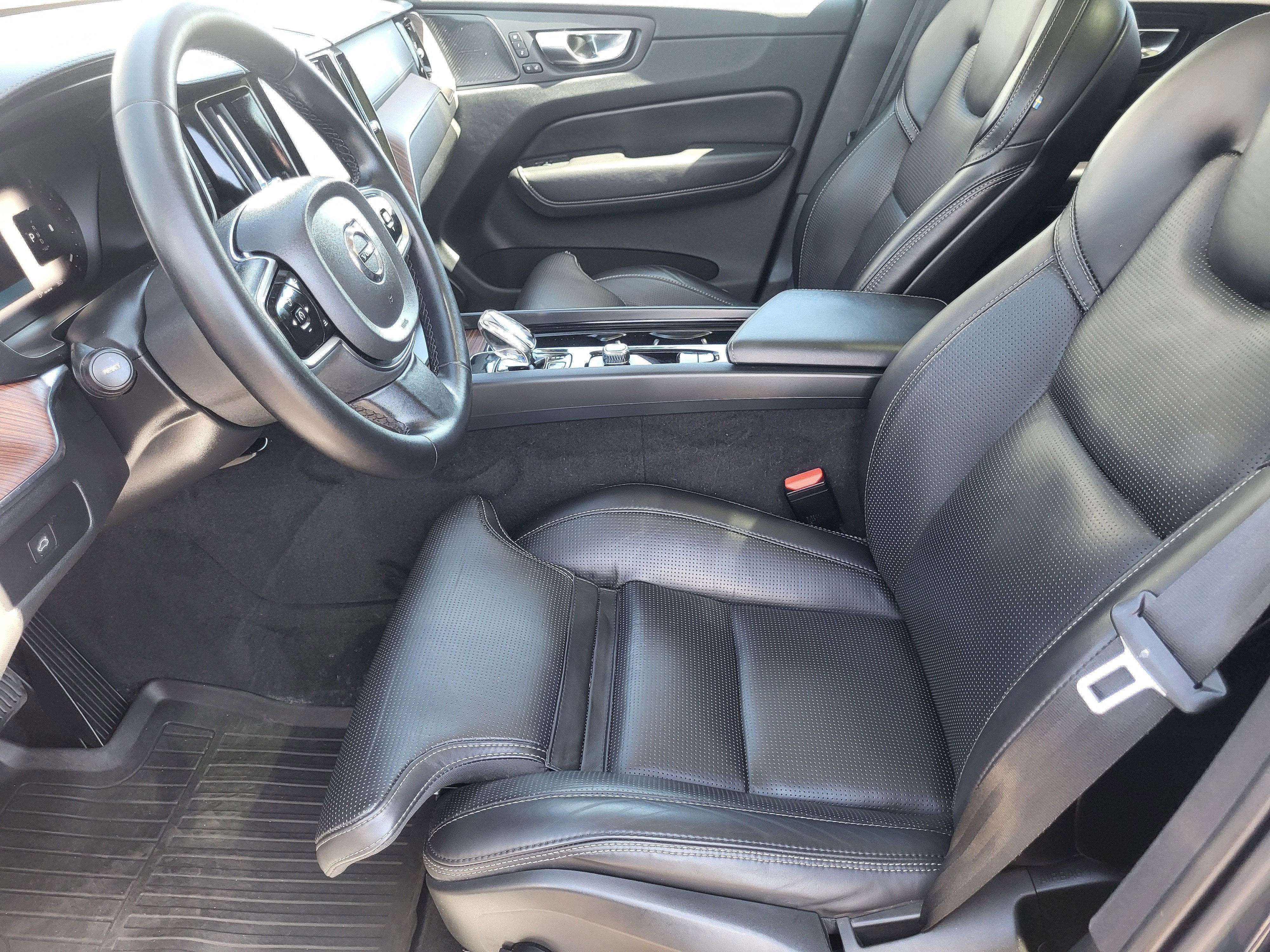 2023 Volvo XC60 B5 Ultimate Dark Theme