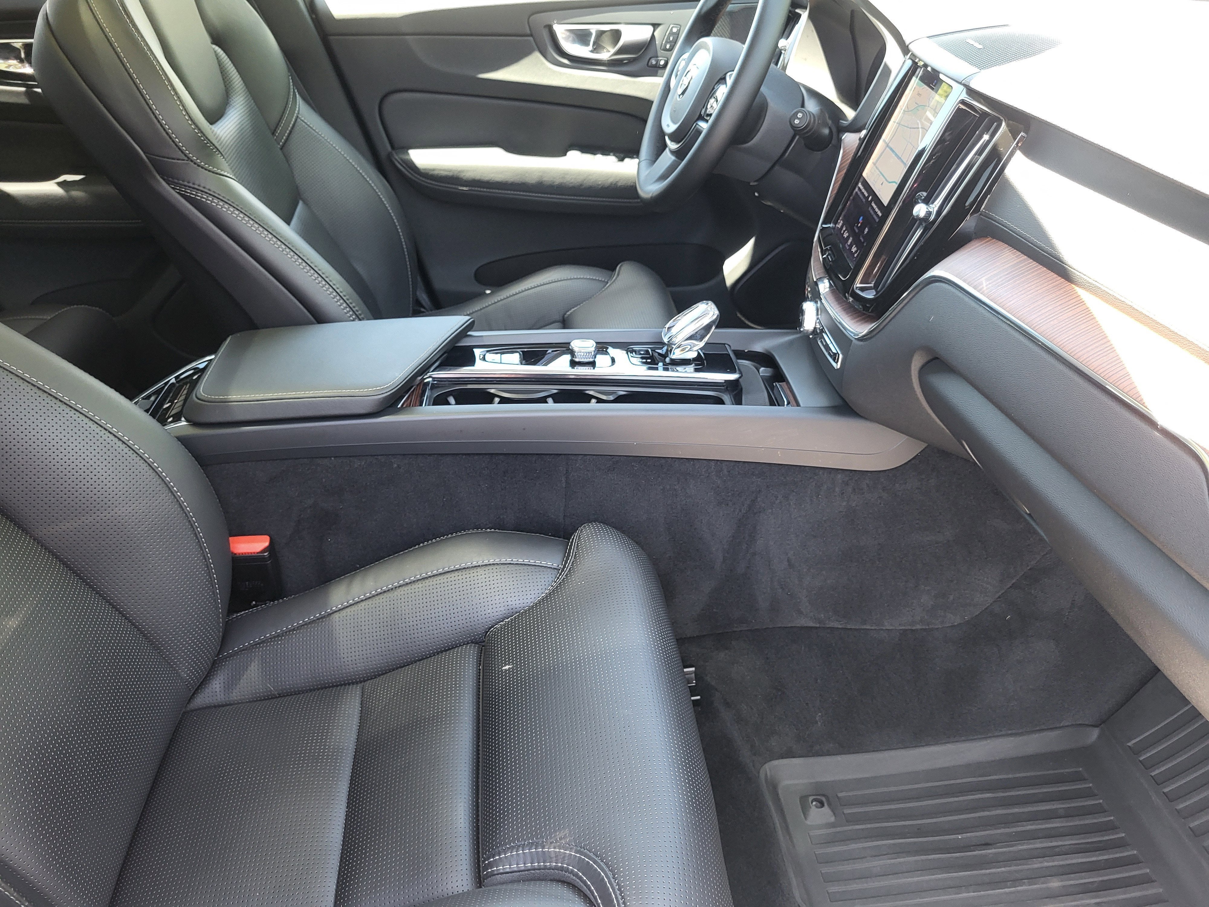 2023 Volvo XC60 B5 Ultimate Dark Theme