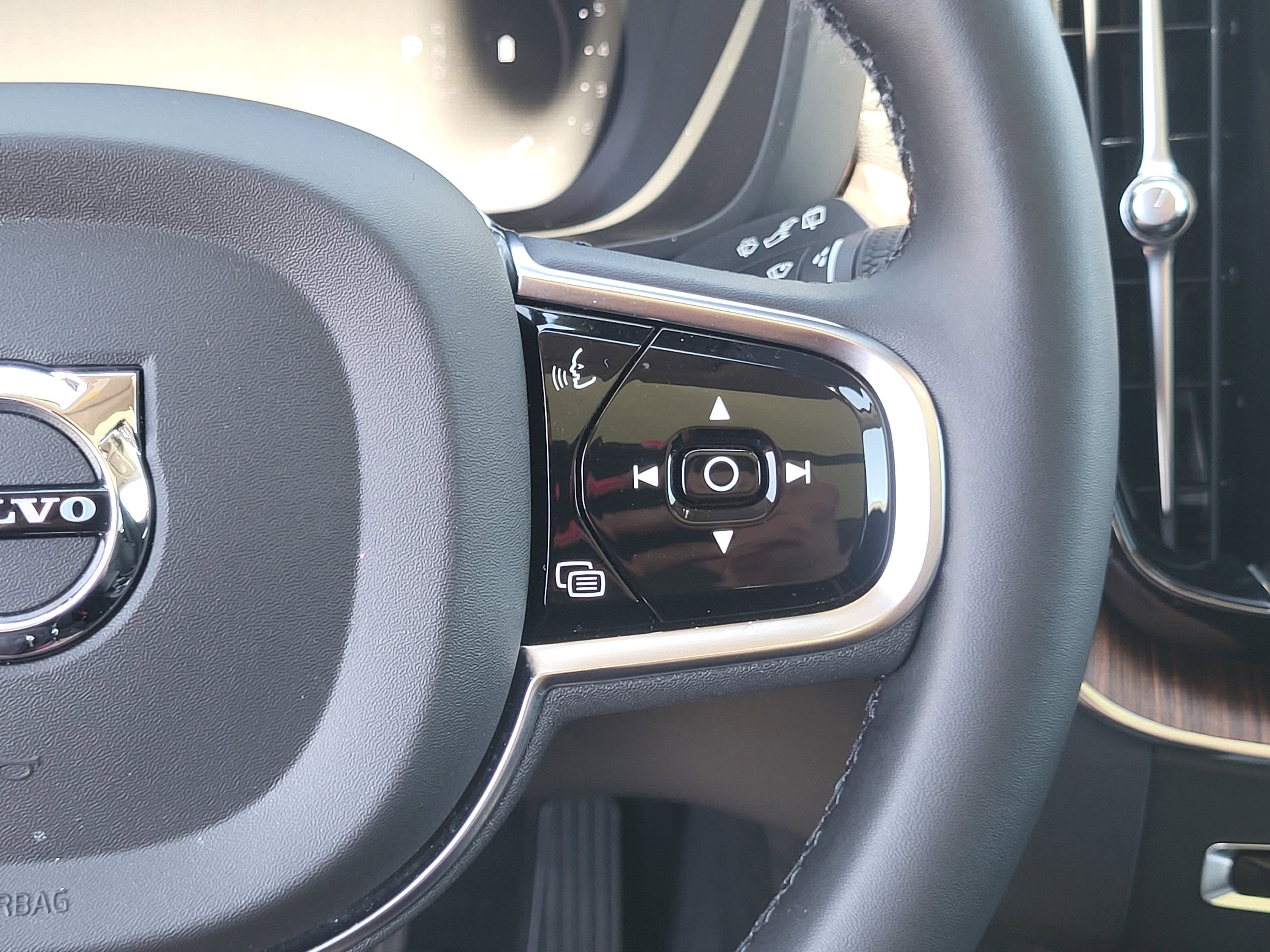 2023 Volvo XC60 B5 Ultimate Dark Theme