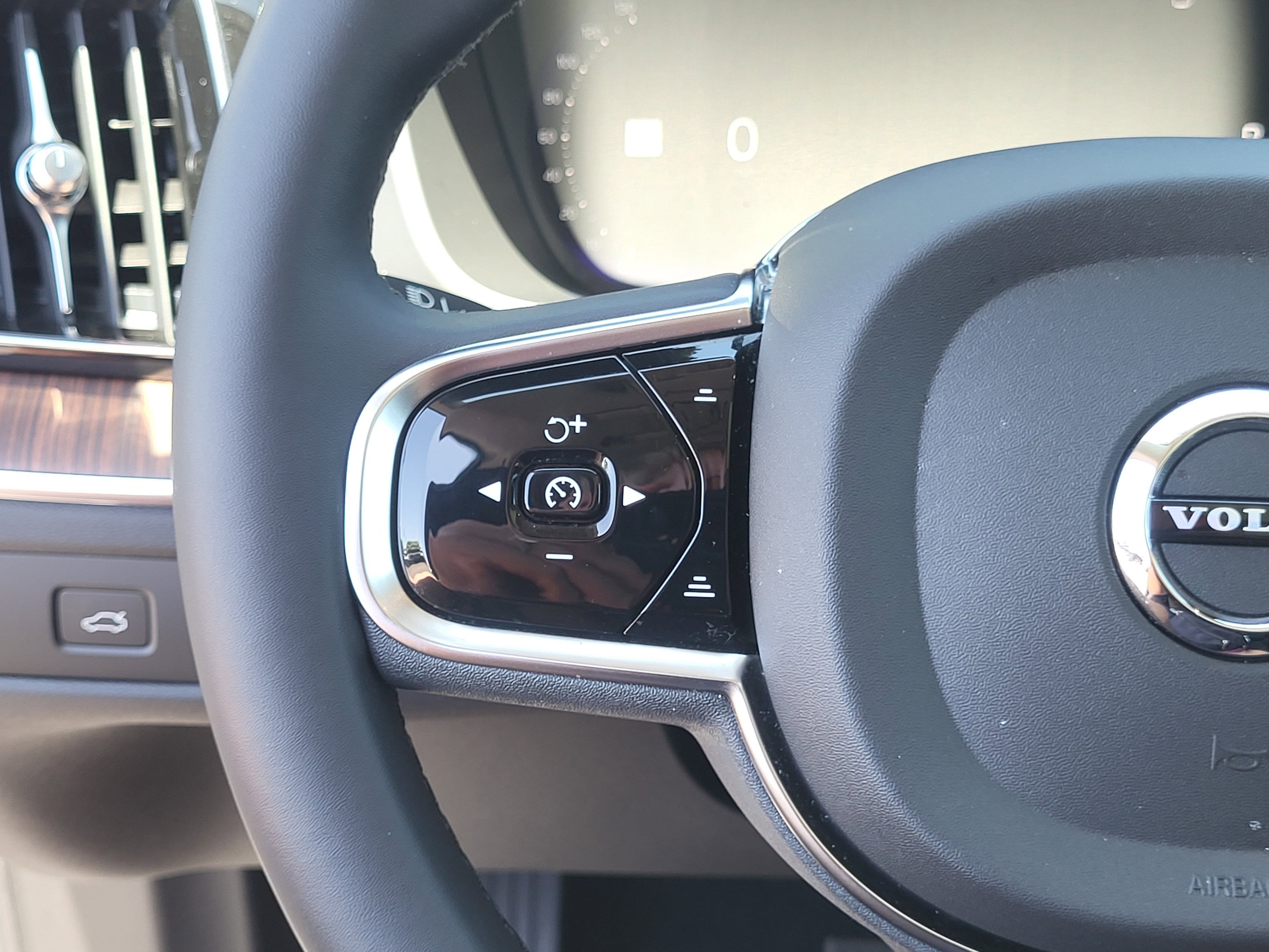 2023 Volvo XC60 B5 Ultimate Dark Theme