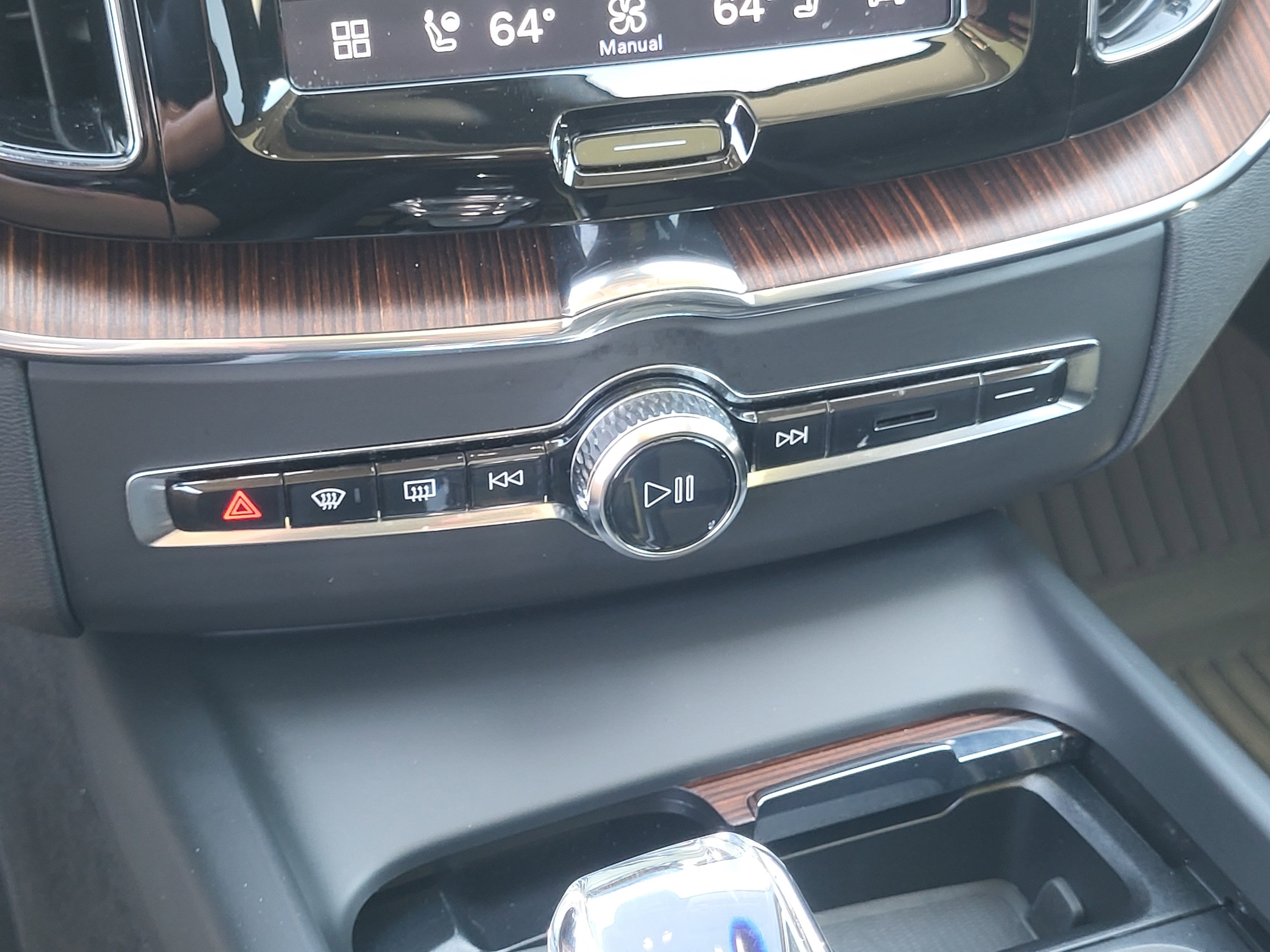 2023 Volvo XC60 B5 Ultimate Dark Theme