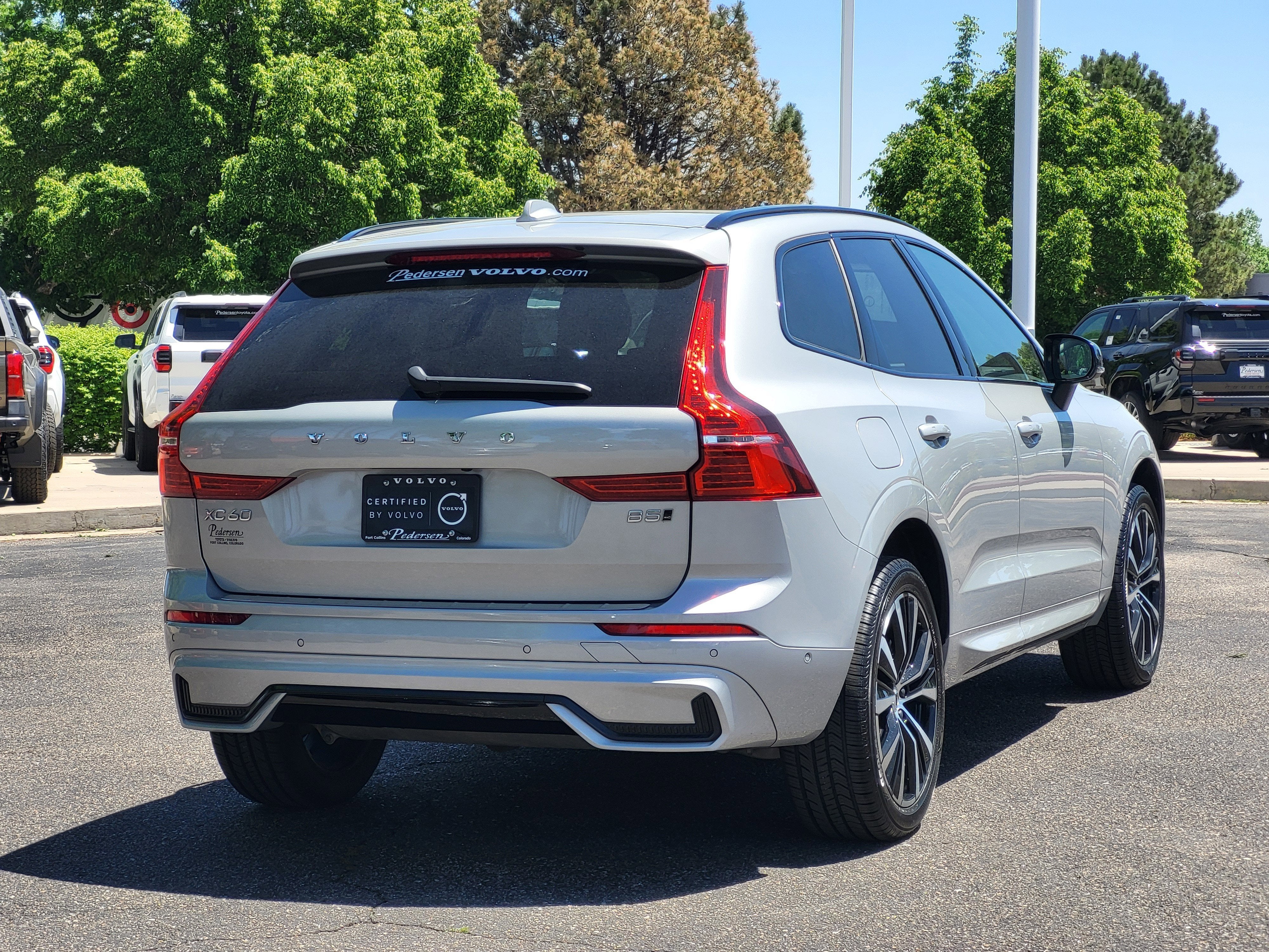 2023 Volvo XC60 B5 Ultimate Dark Theme