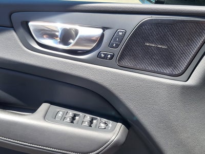 2023 Volvo XC60 B5 Ultimate Dark Theme