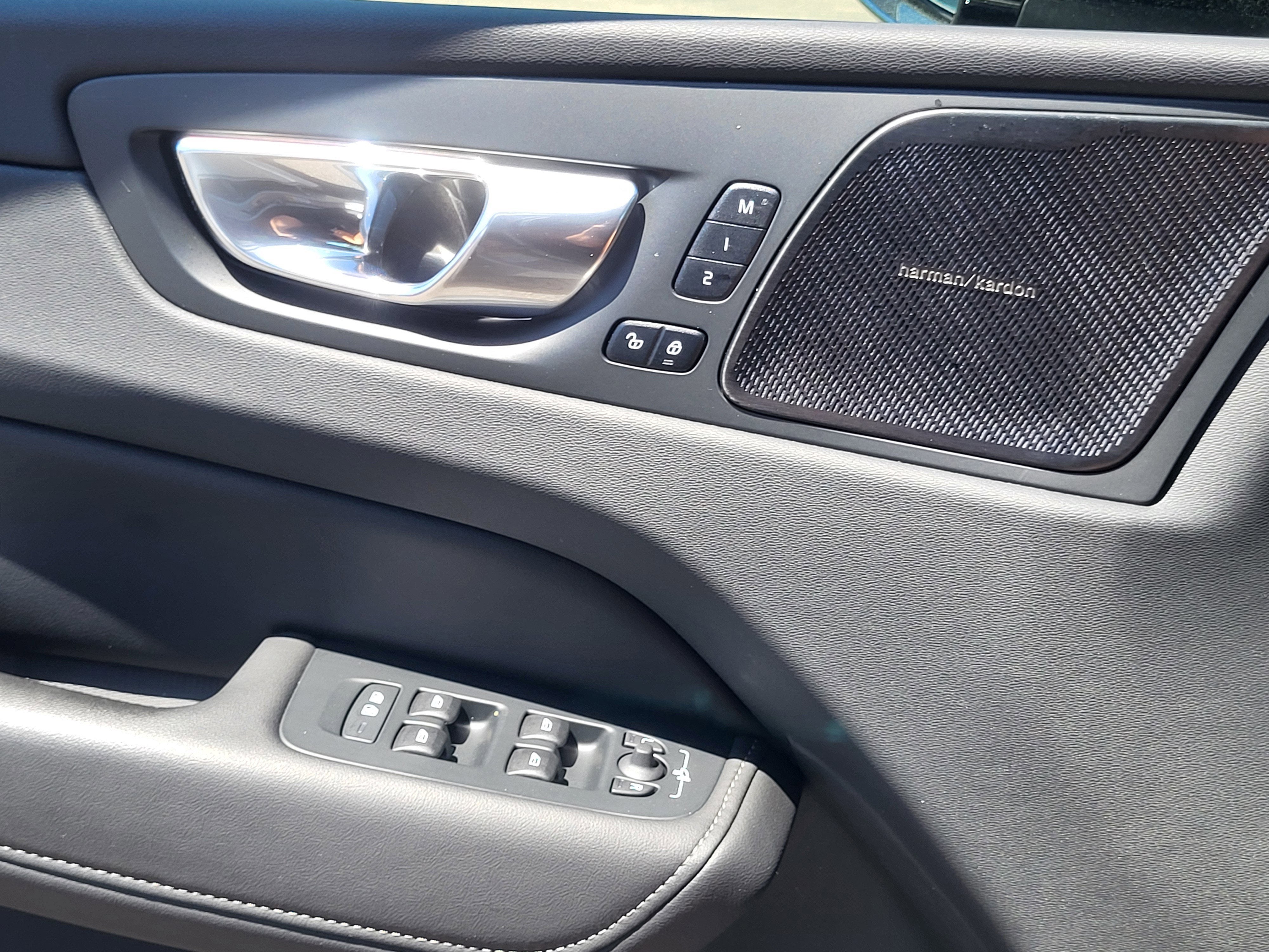 2023 Volvo XC60 B5 Ultimate Dark Theme