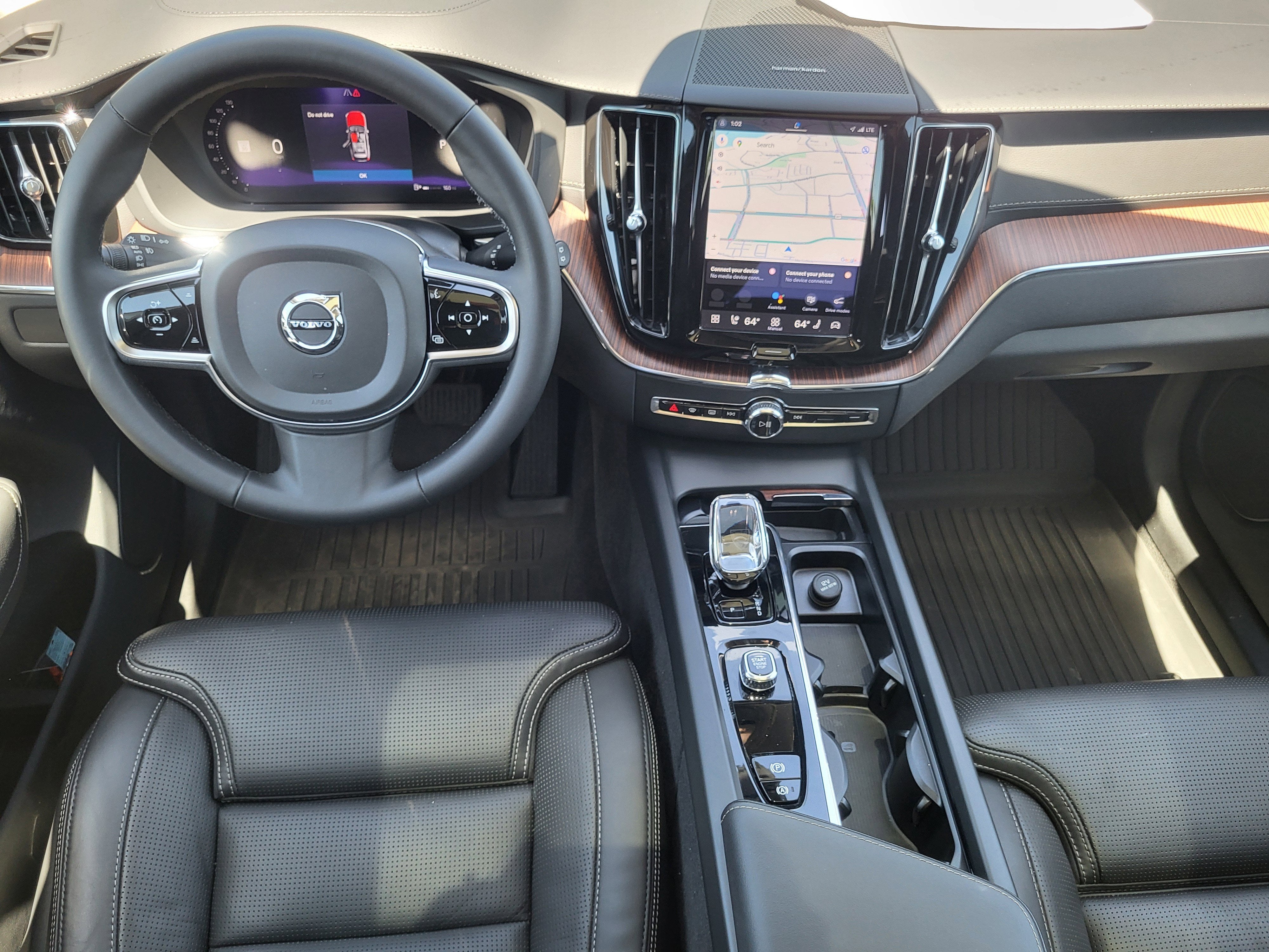 2023 Volvo XC60 B5 Ultimate Dark Theme