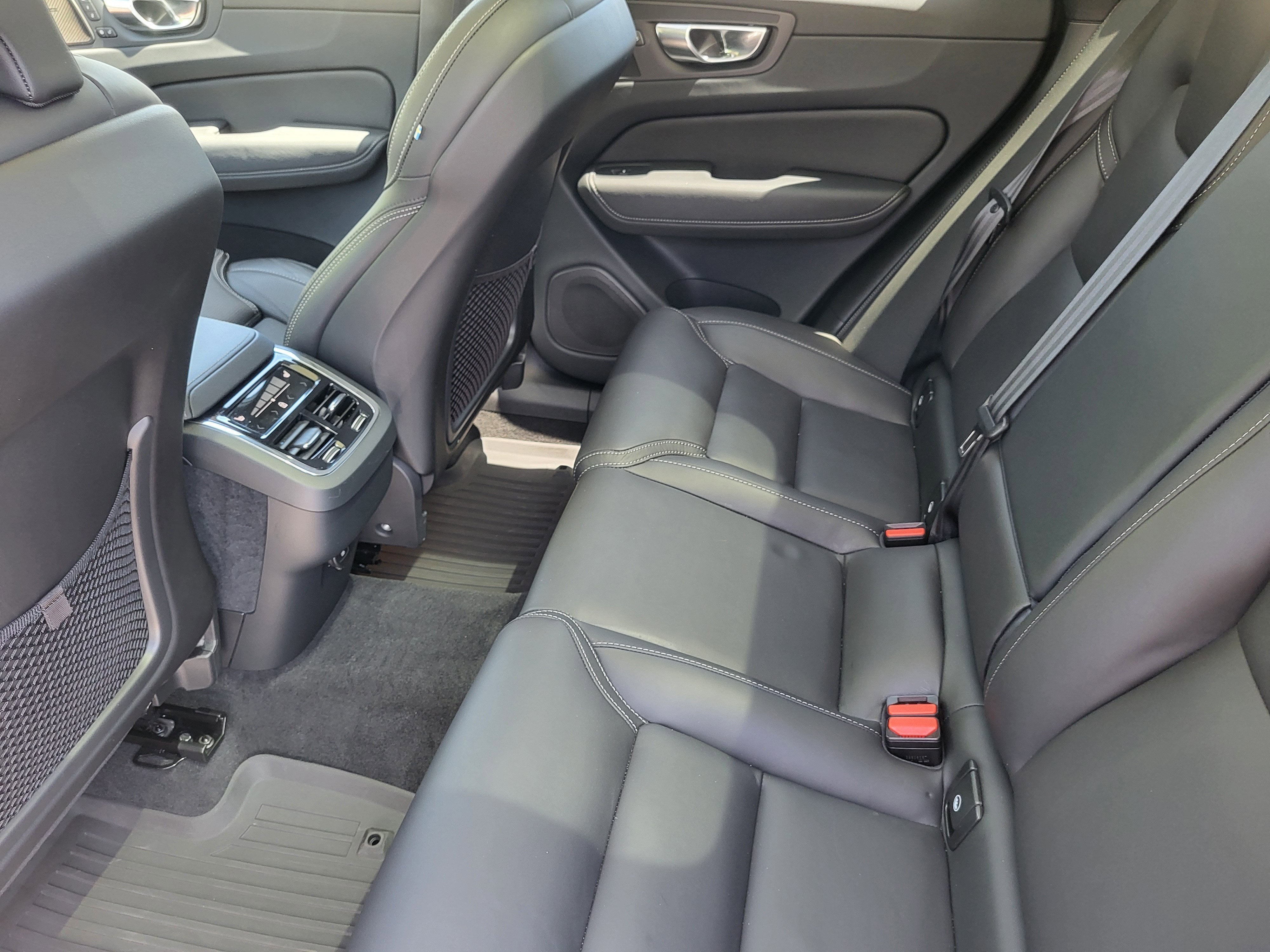 2023 Volvo XC60 B5 Ultimate Dark Theme