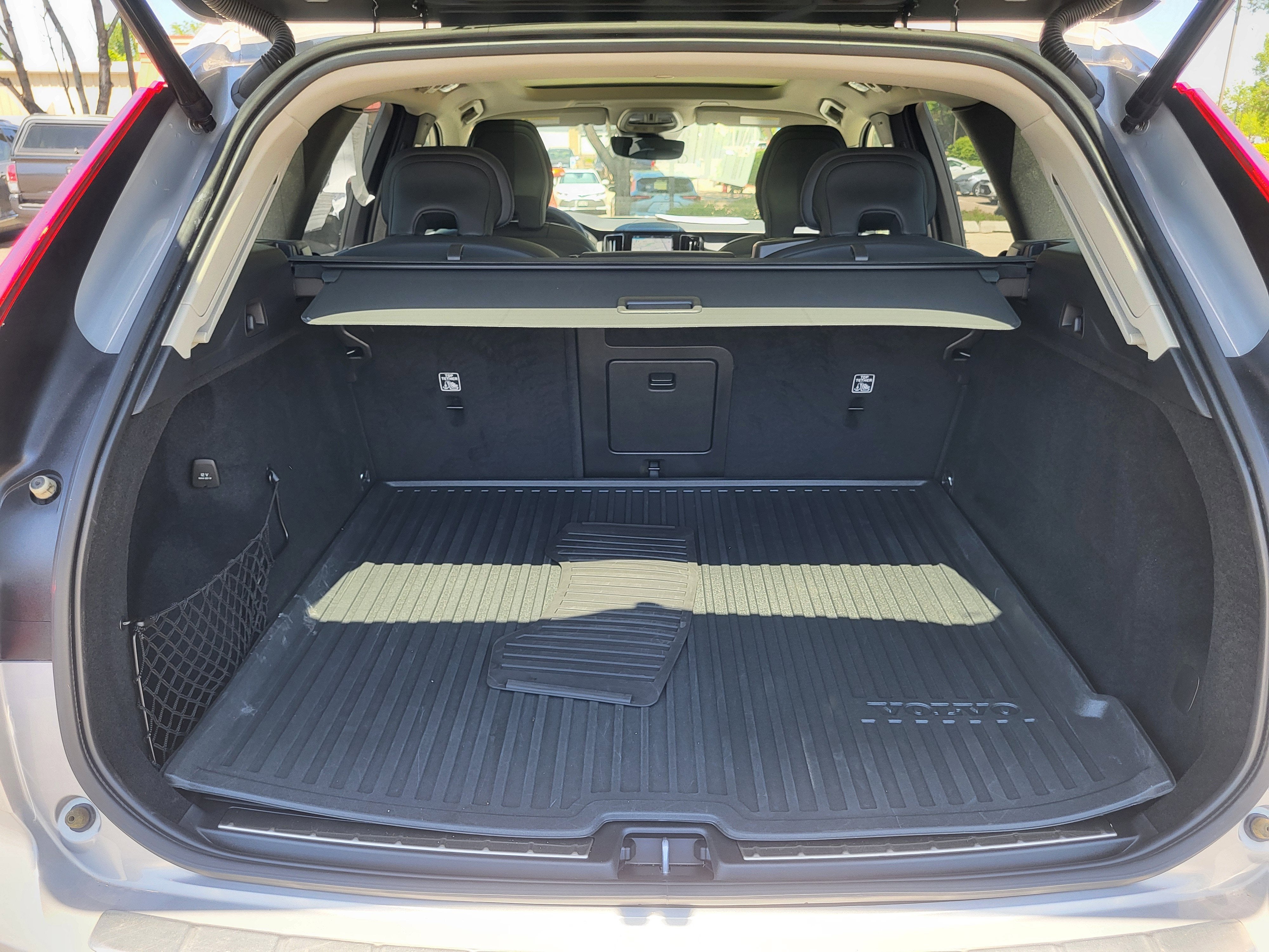 2023 Volvo XC60 B5 Ultimate Dark Theme