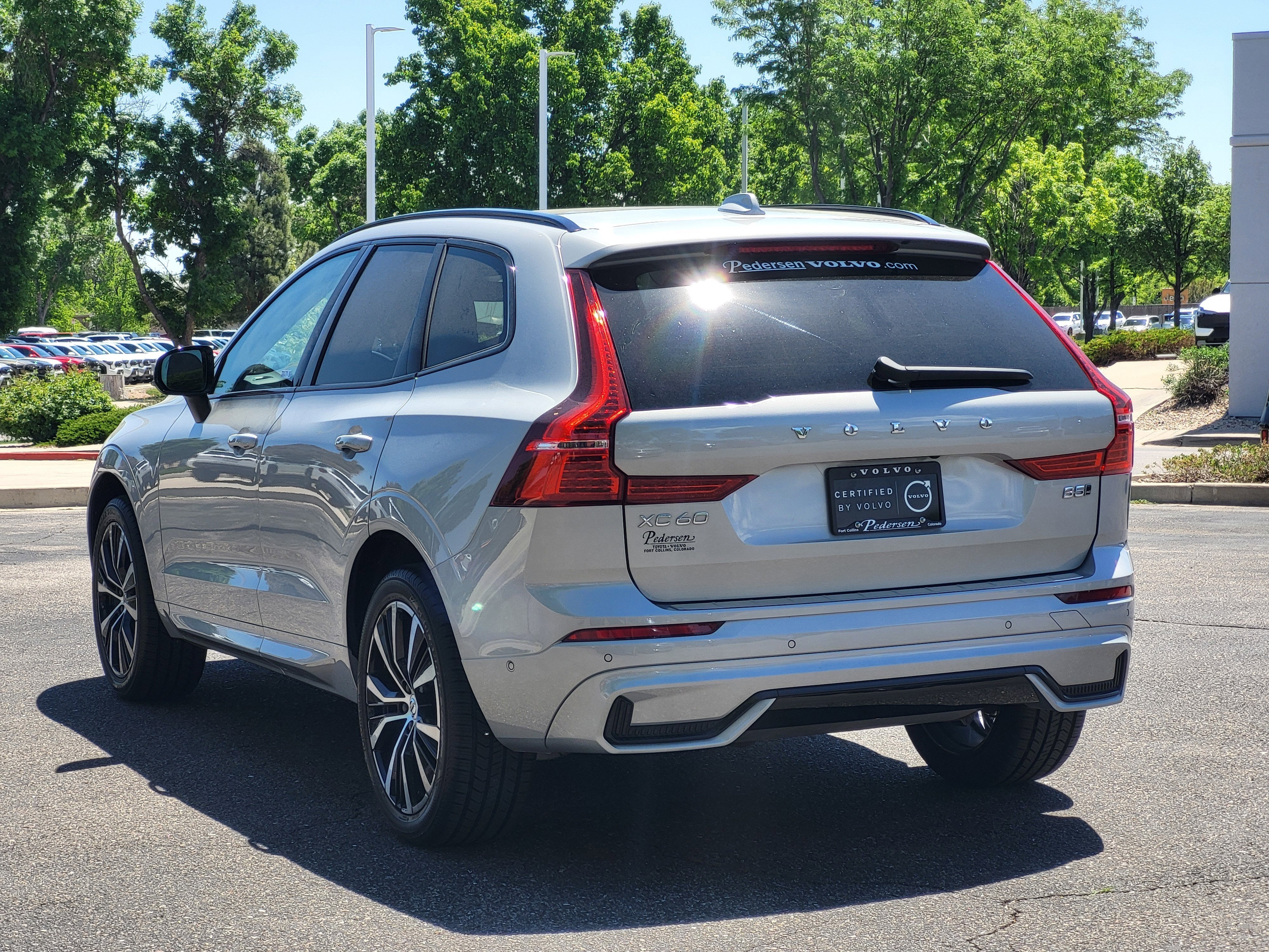 2023 Volvo XC60 B5 Ultimate Dark Theme