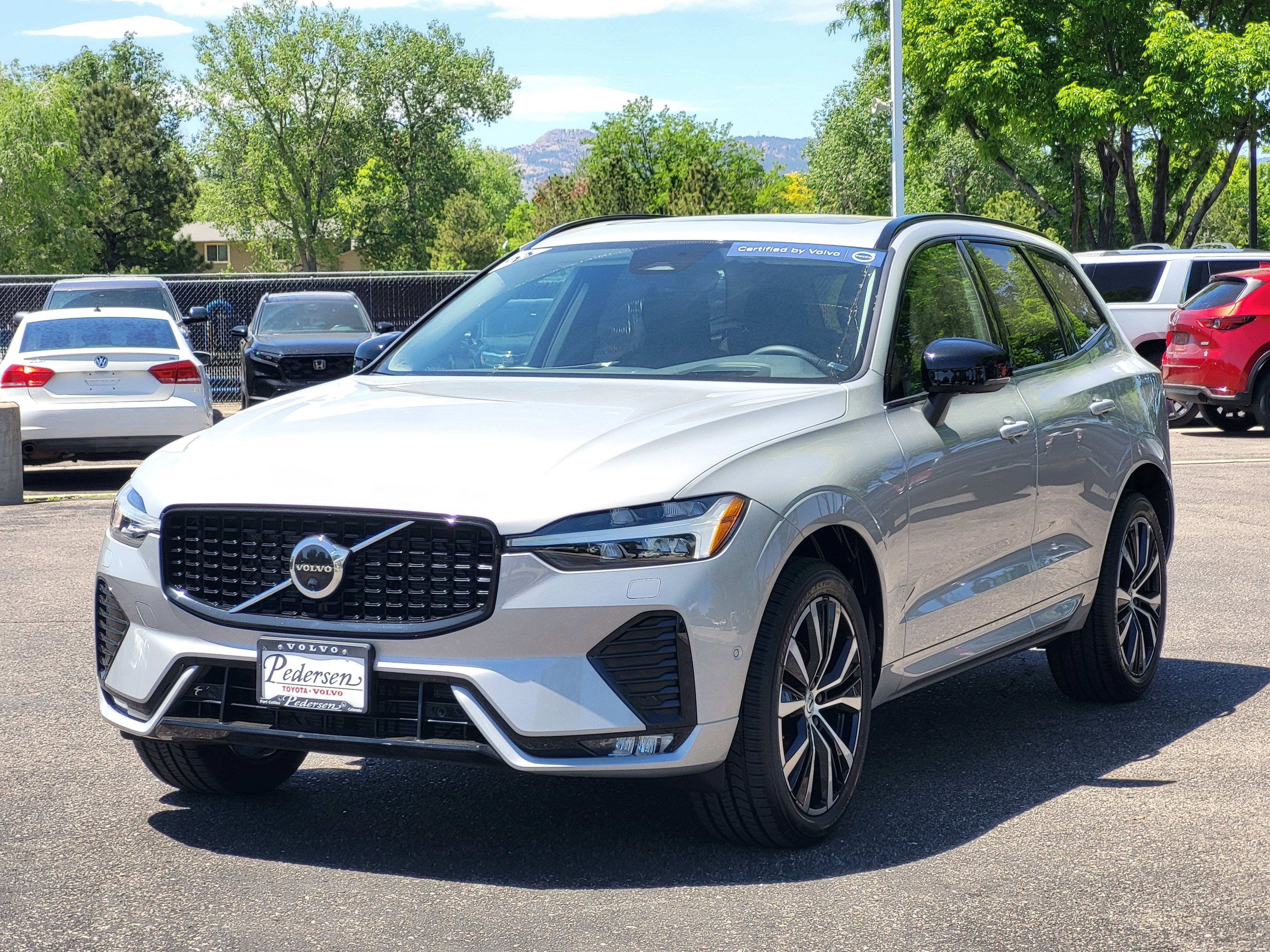2023 Volvo XC60 B5 Ultimate Dark Theme