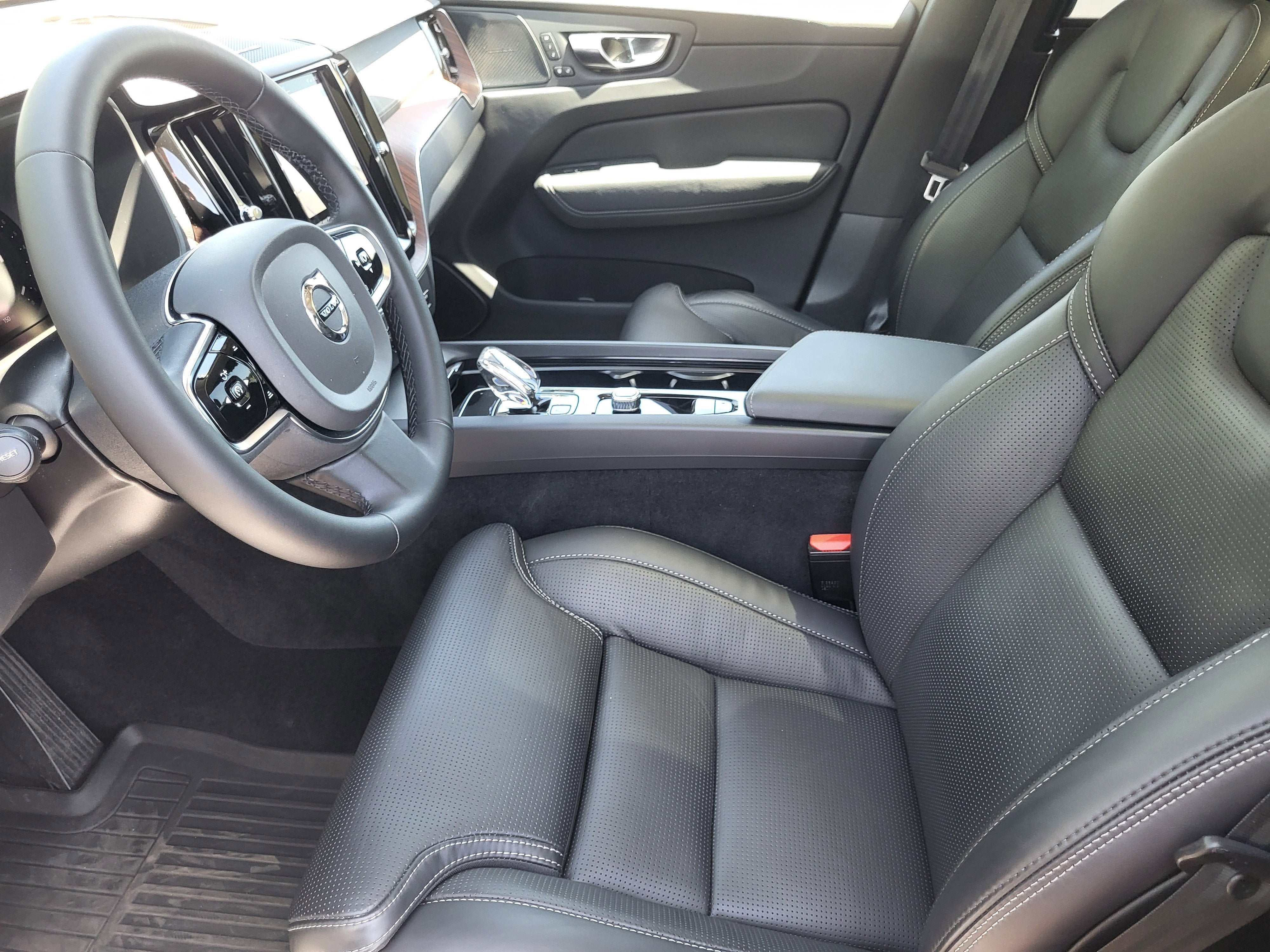 2023 Volvo XC60 B5 Ultimate Dark Theme