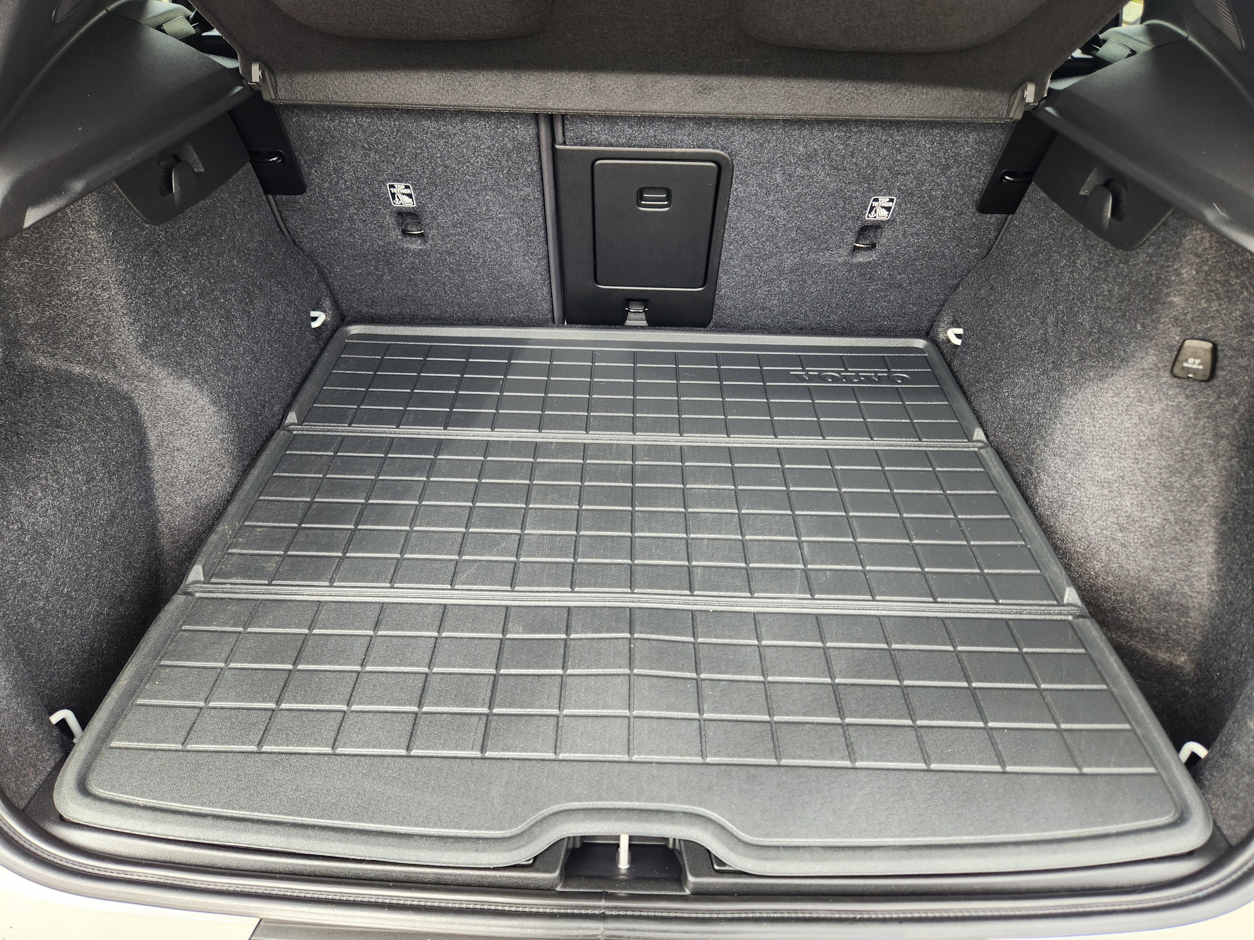 2024 Volvo XC40 B5 Plus Dark Theme