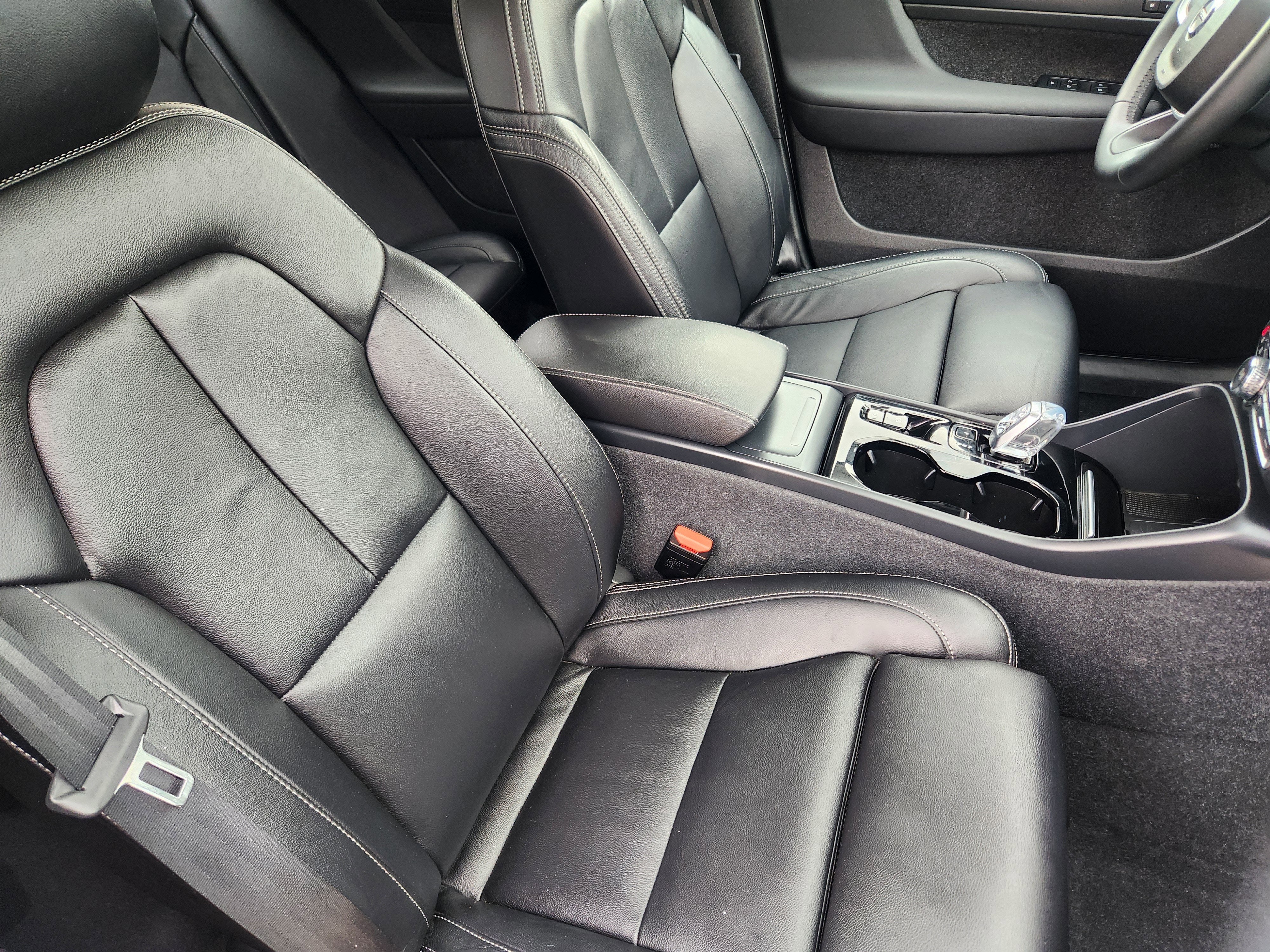 2024 Volvo XC40 B5 Plus Dark Theme