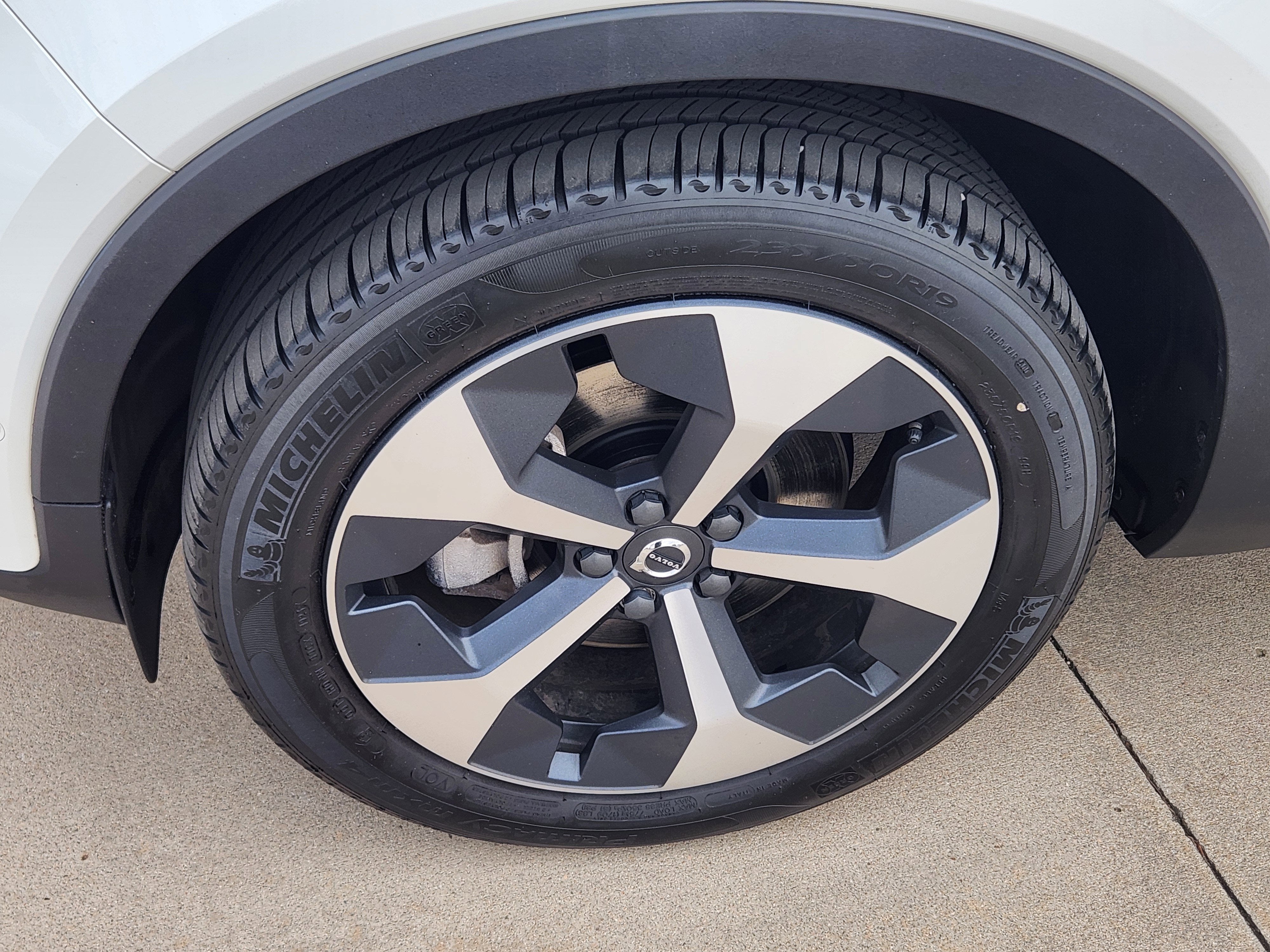 2024 Volvo XC40 B5 Plus Dark Theme