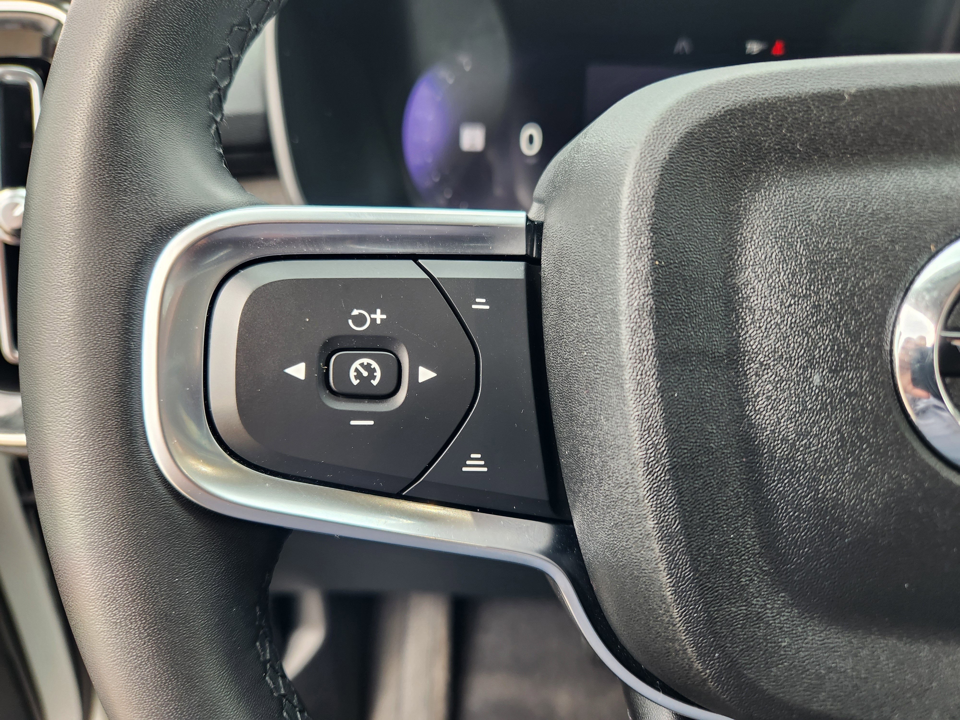 2024 Volvo XC40 B5 Plus Dark Theme