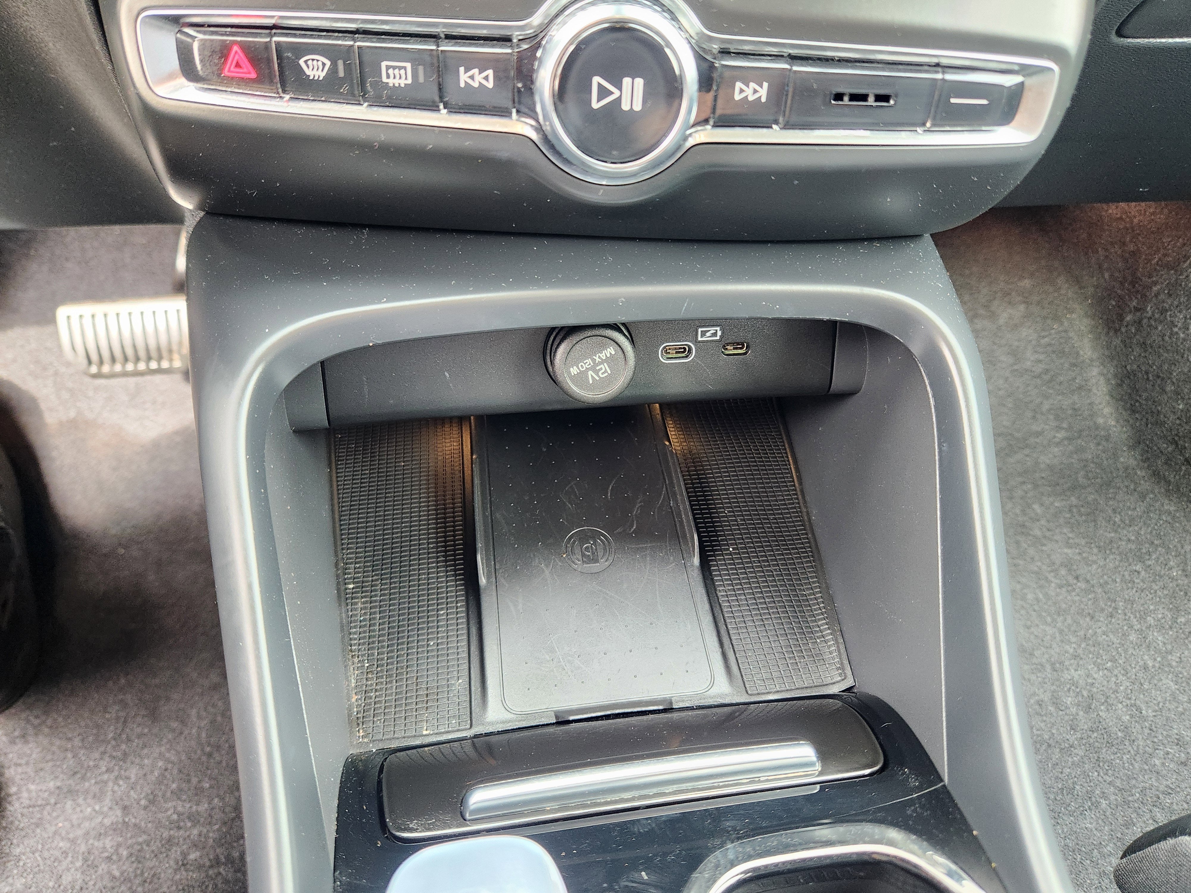 2024 Volvo XC40 B5 Plus Dark Theme