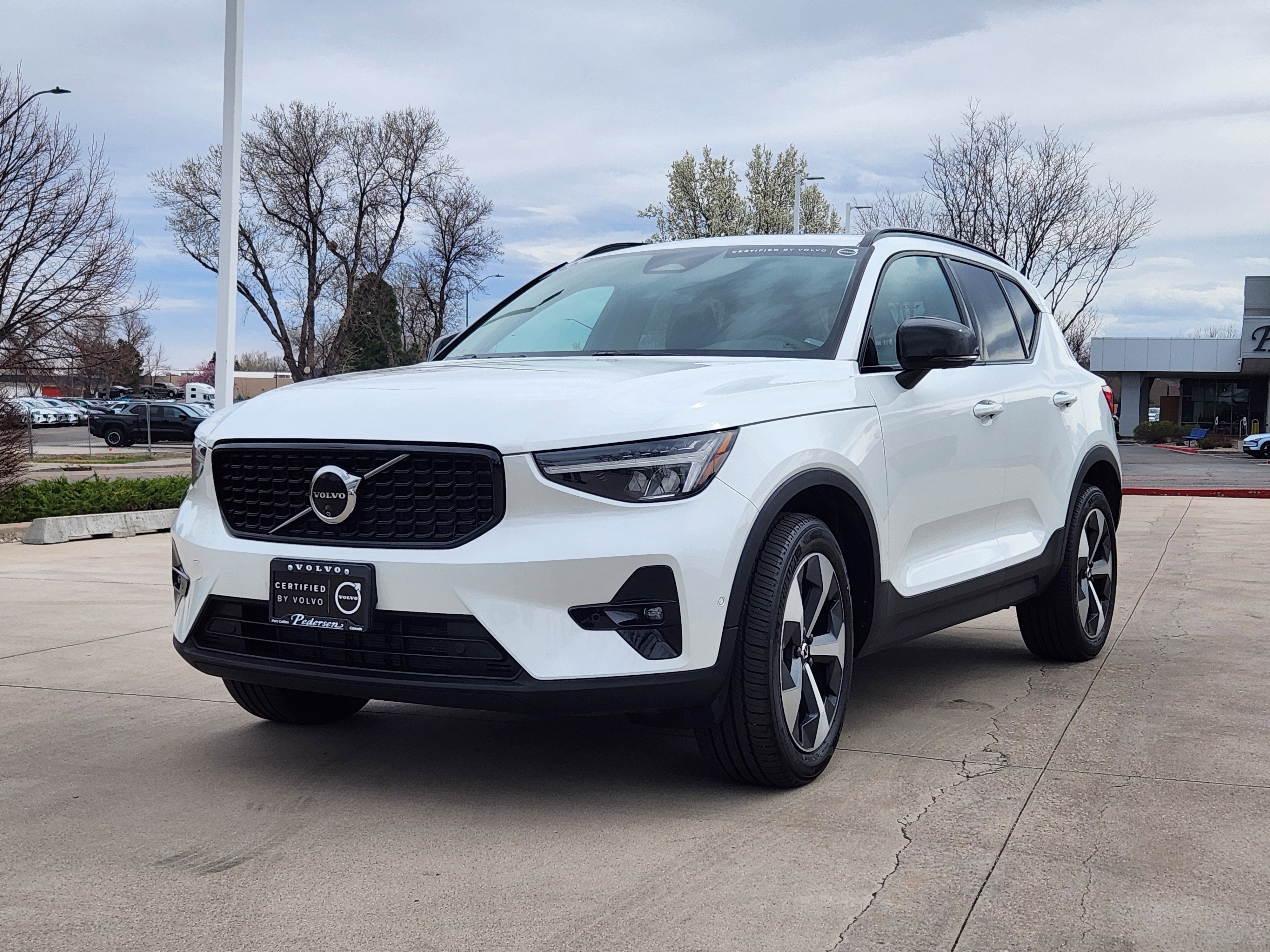 2024 Volvo XC40 B5 Plus Dark Theme