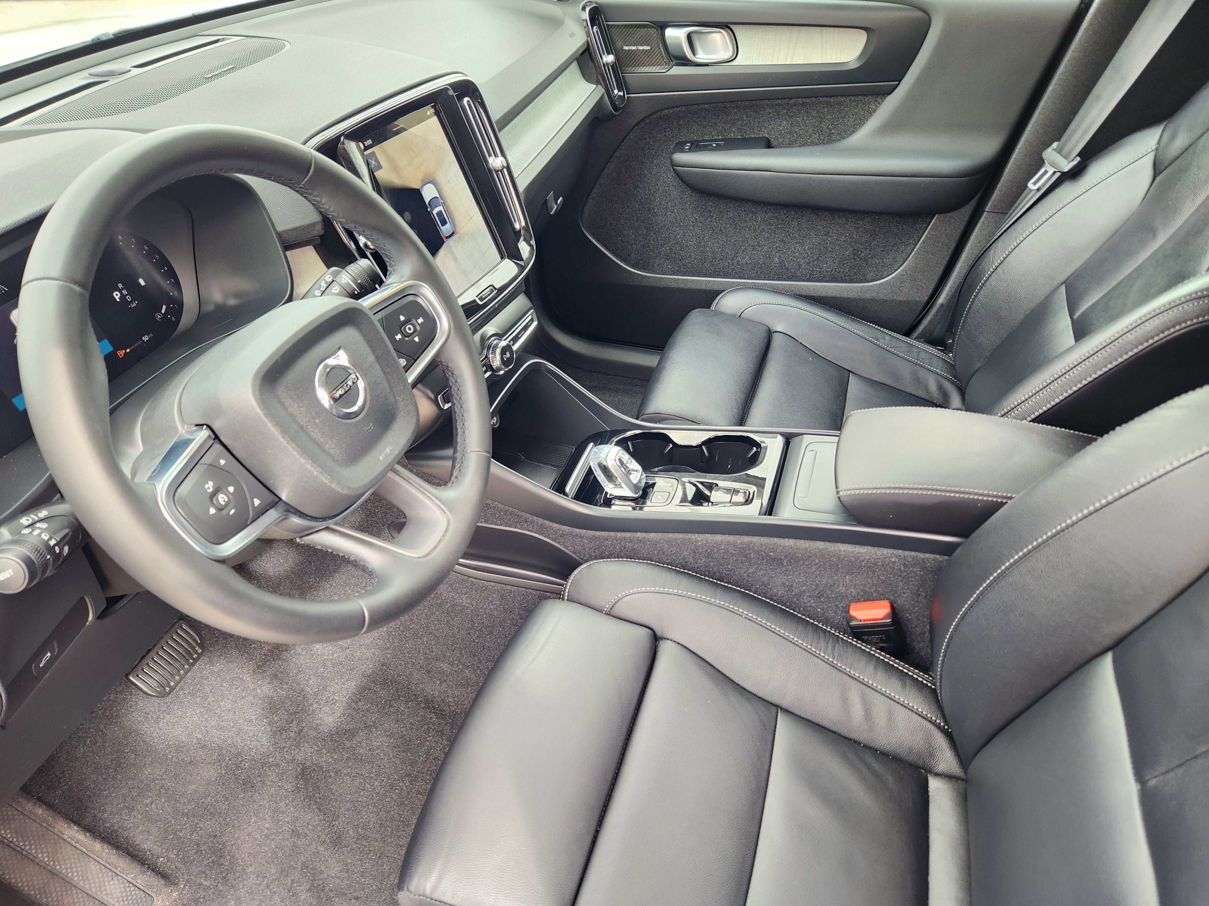 2024 Volvo XC40 B5 Plus Dark Theme