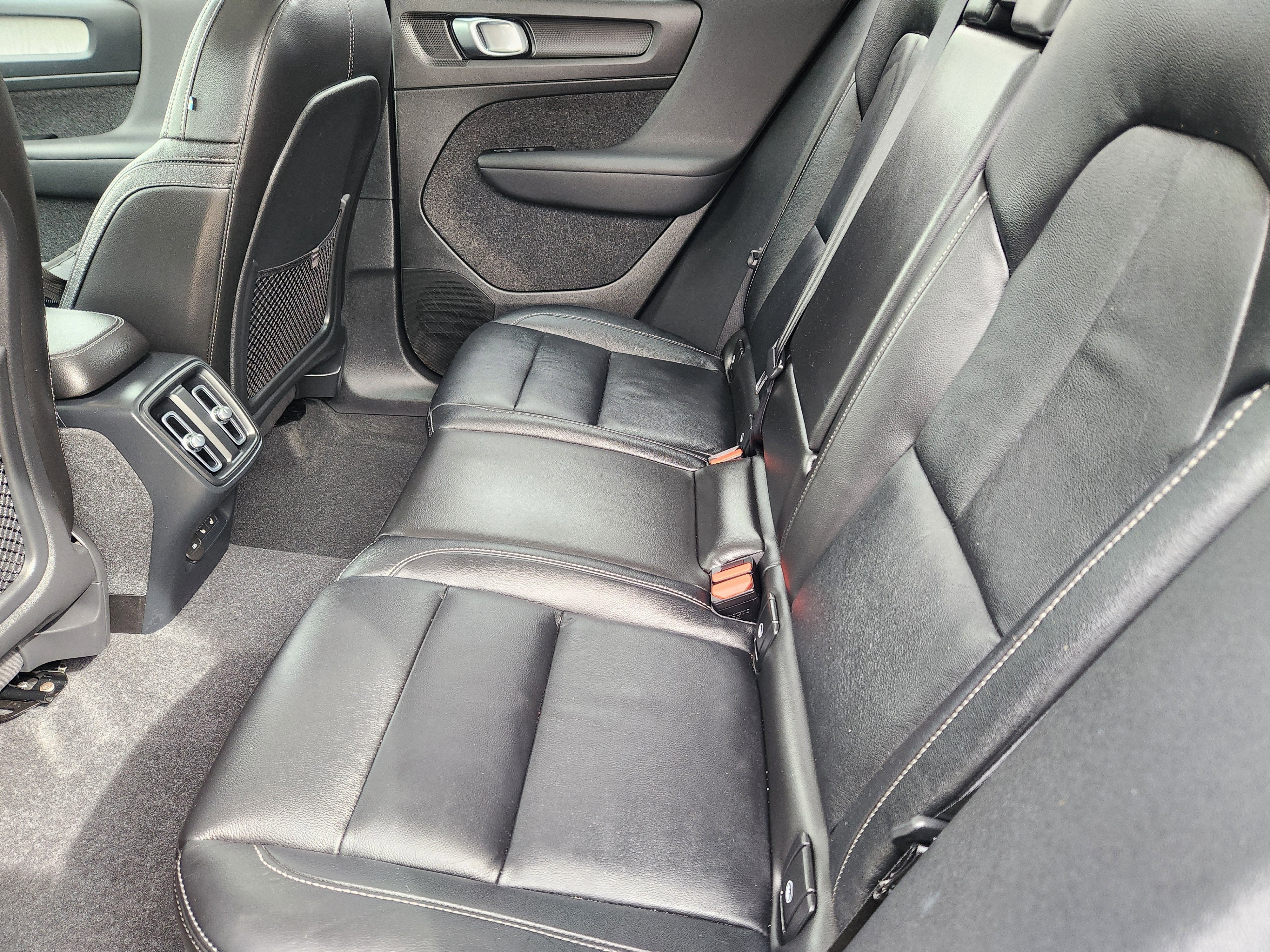 2024 Volvo XC40 B5 Plus Dark Theme