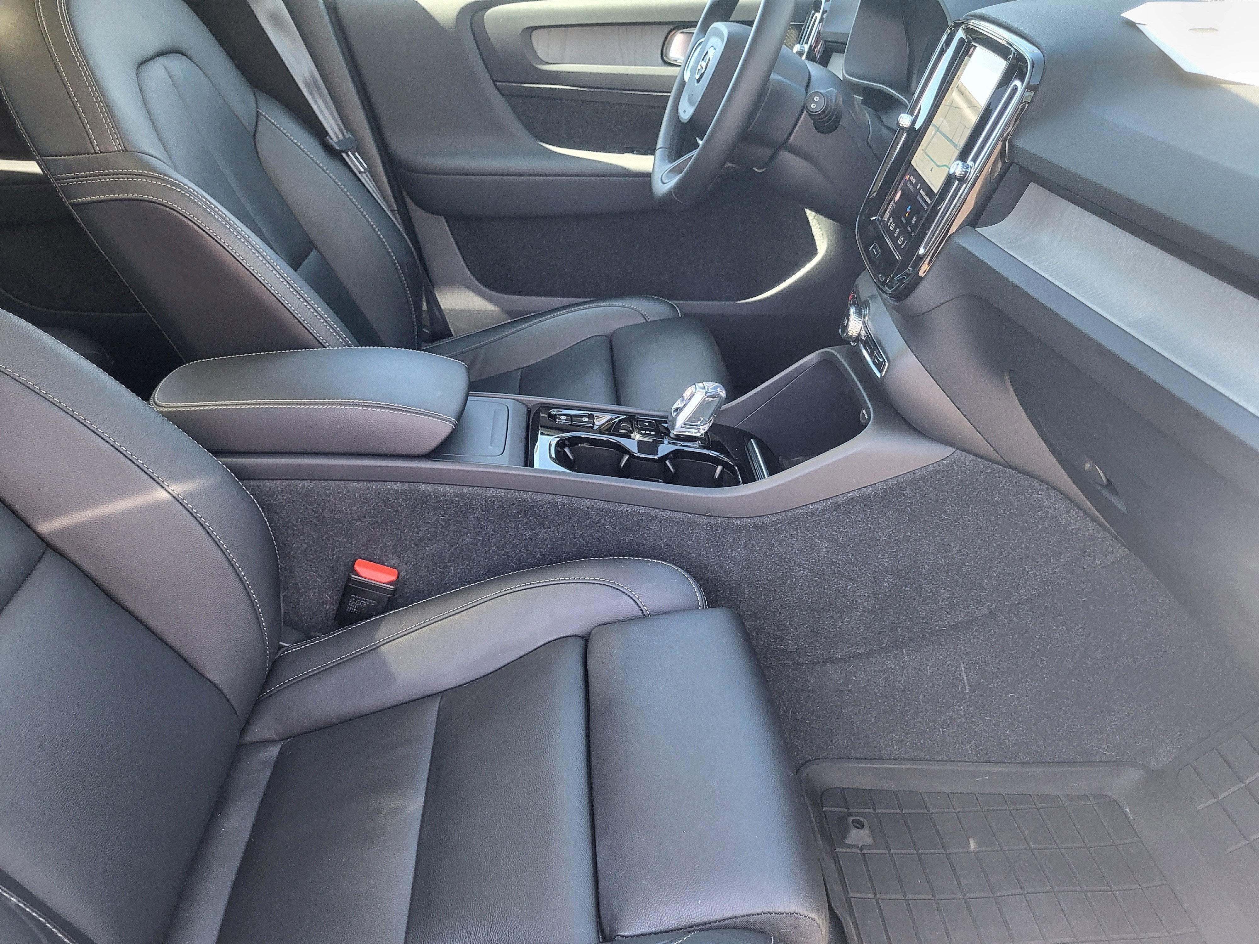 2024 Volvo XC40 B5 Plus Dark Theme