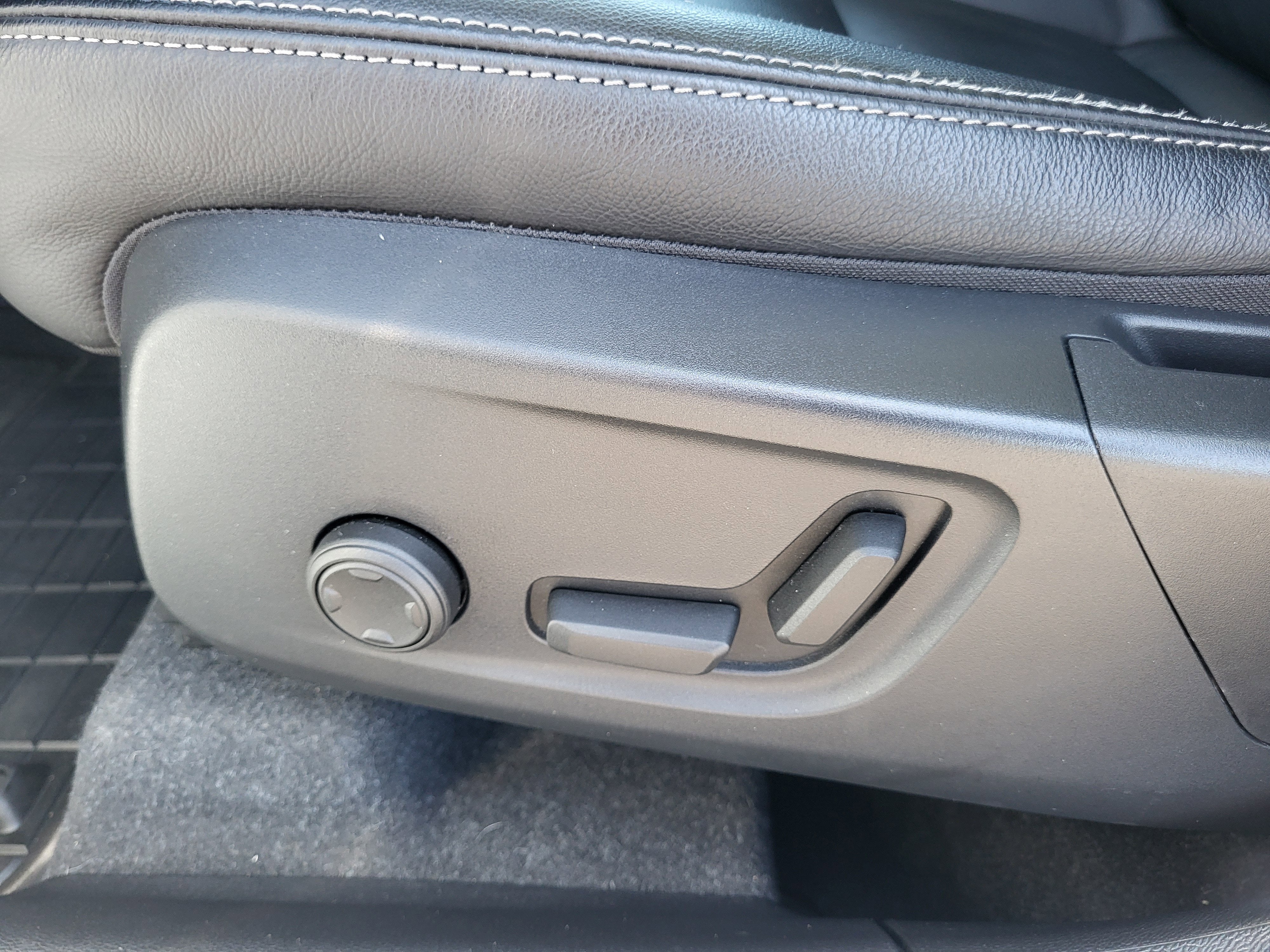 2024 Volvo XC40 B5 Plus Dark Theme