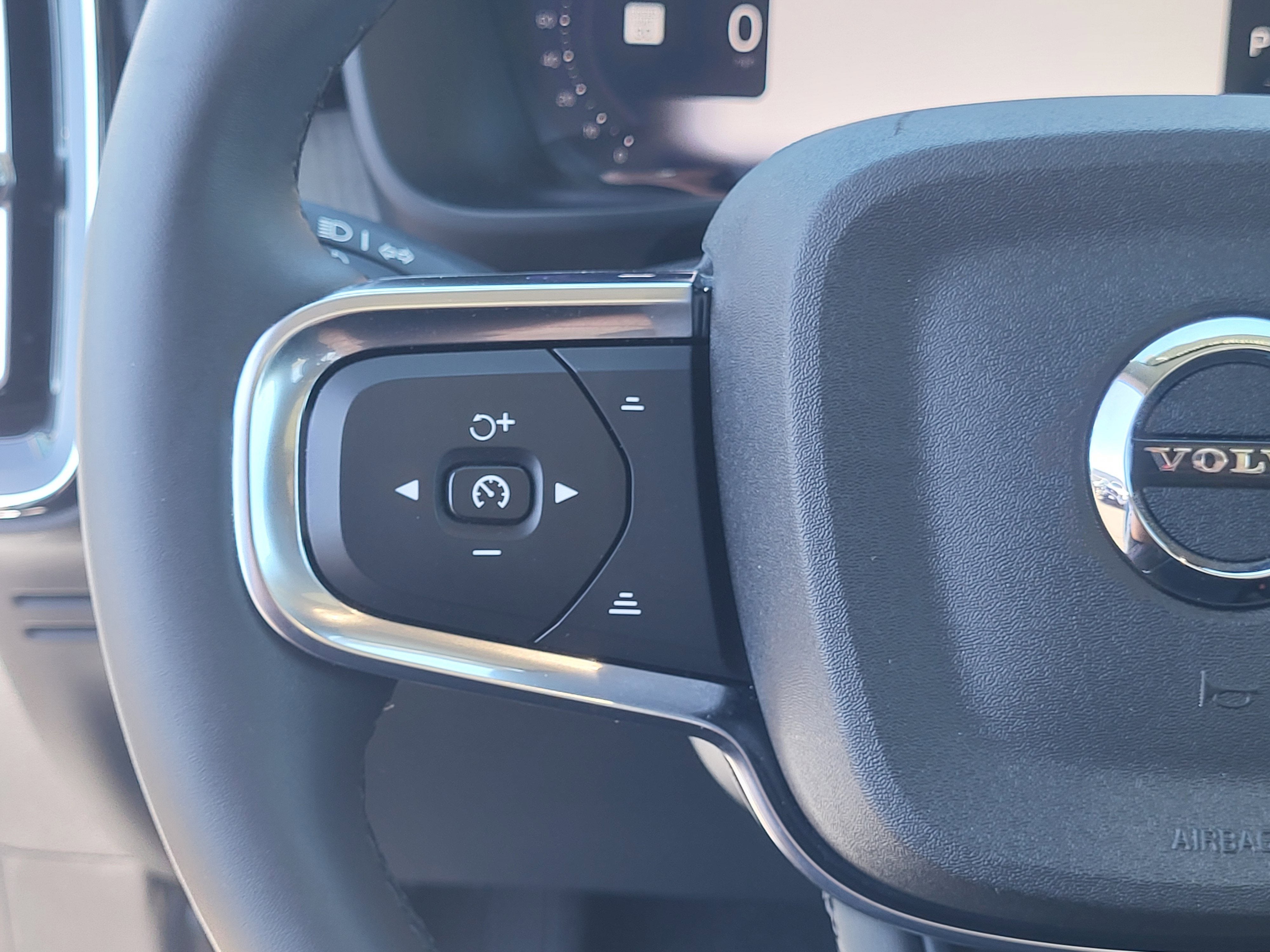 2024 Volvo XC40 B5 Plus Dark Theme