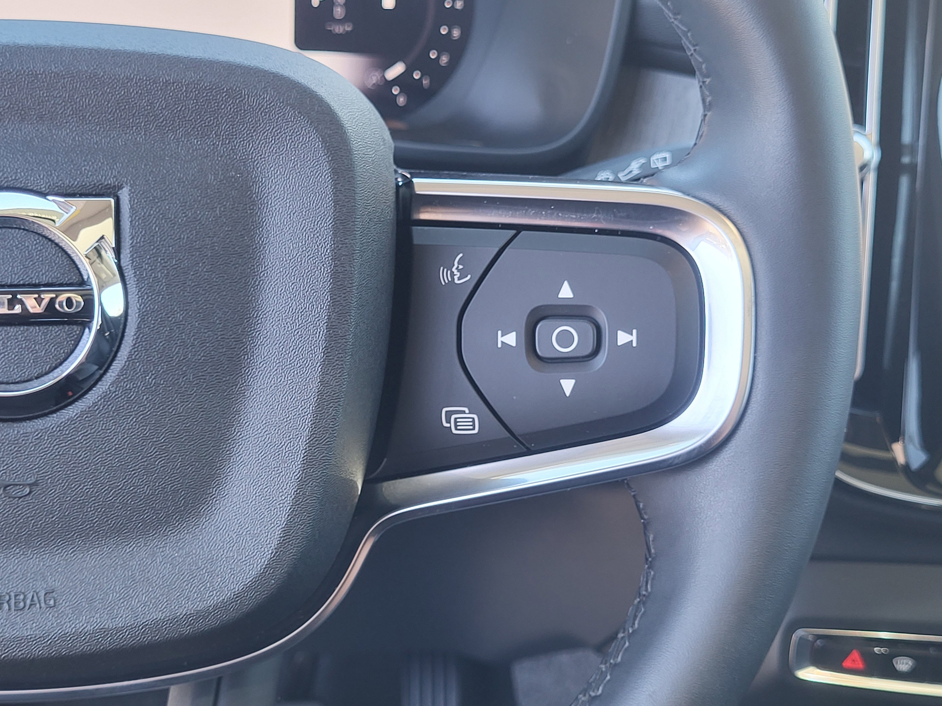 2024 Volvo XC40 B5 Plus Dark Theme