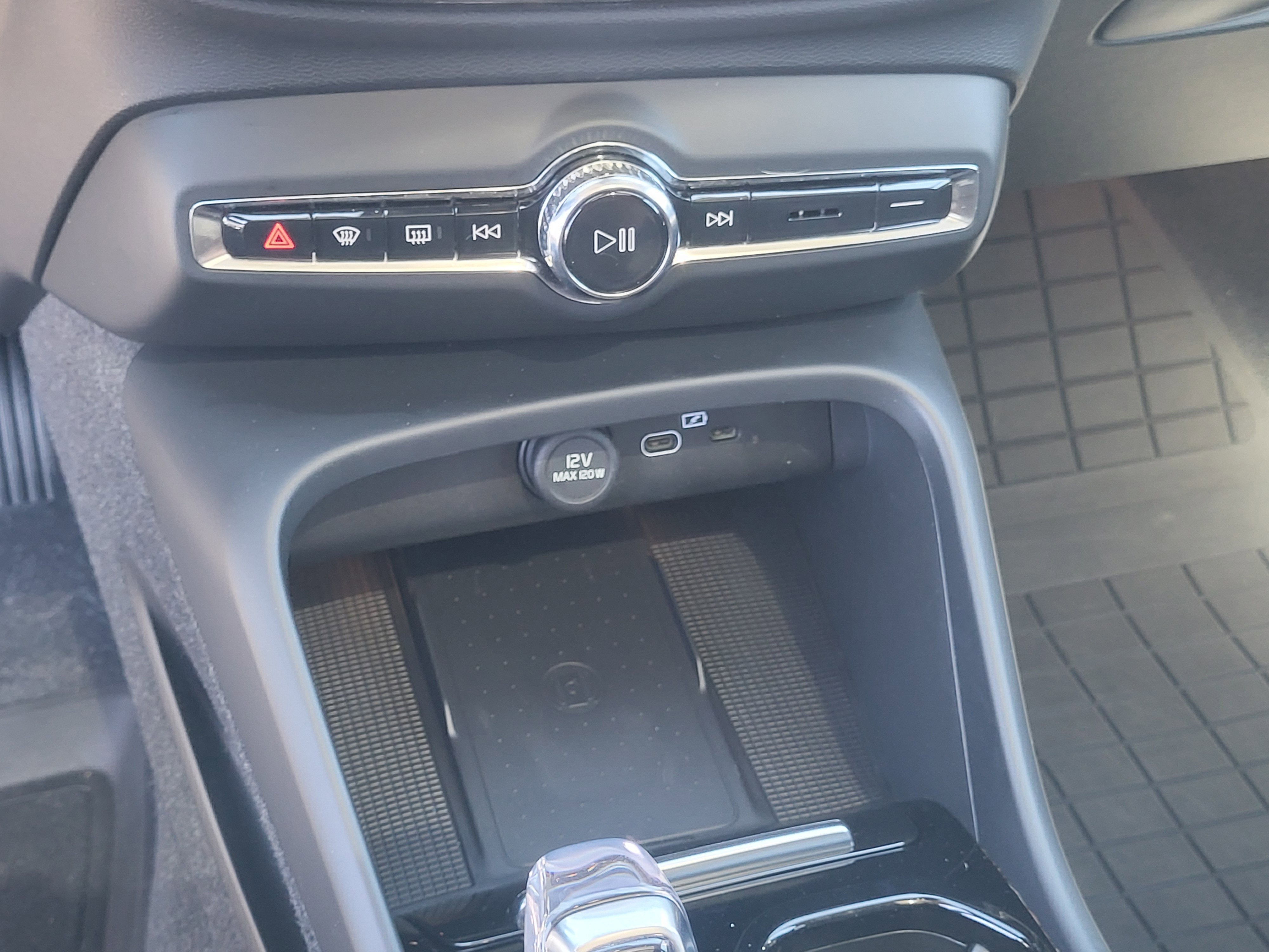 2024 Volvo XC40 B5 Plus Dark Theme