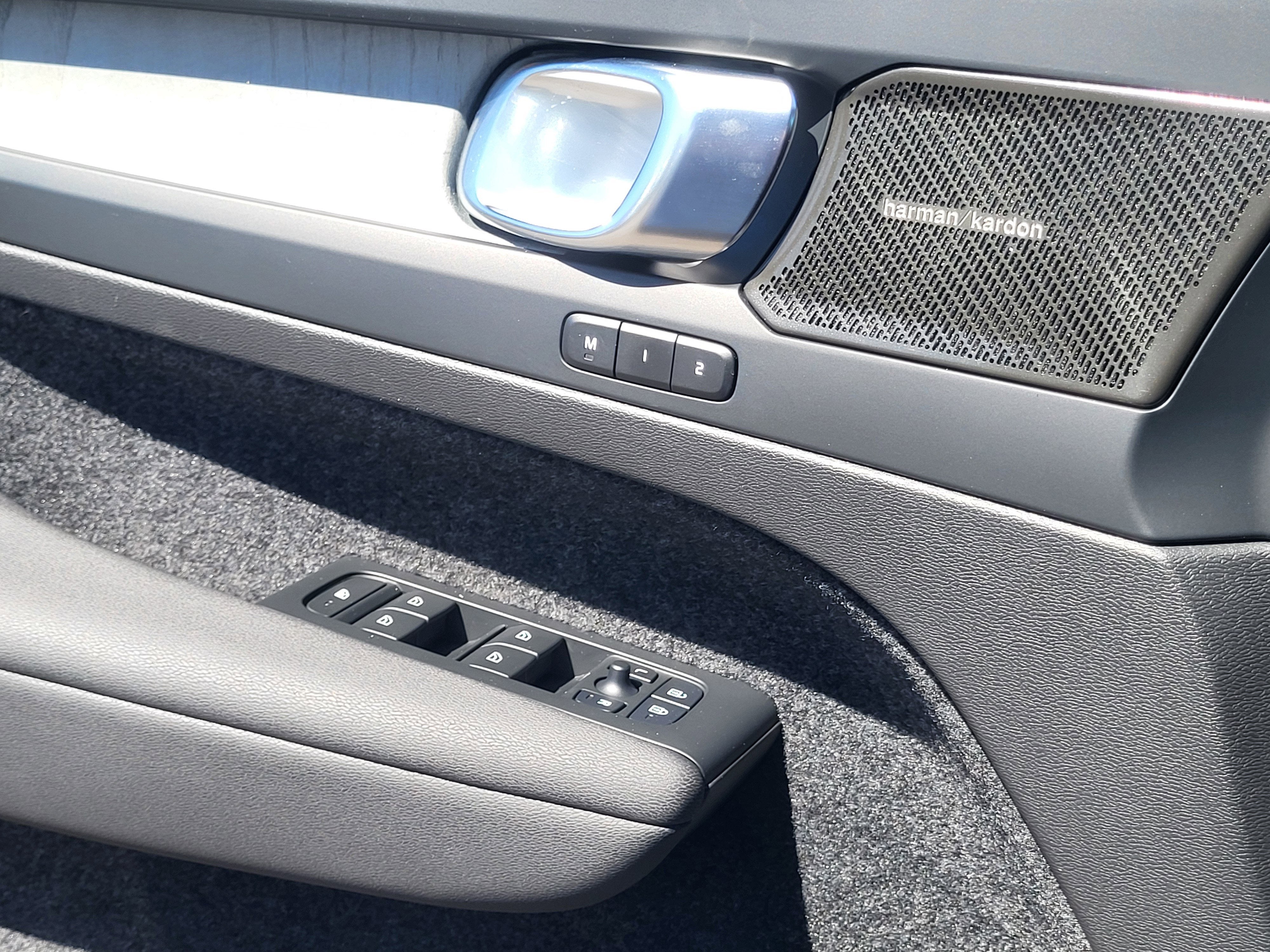 2024 Volvo XC40 B5 Plus Dark Theme