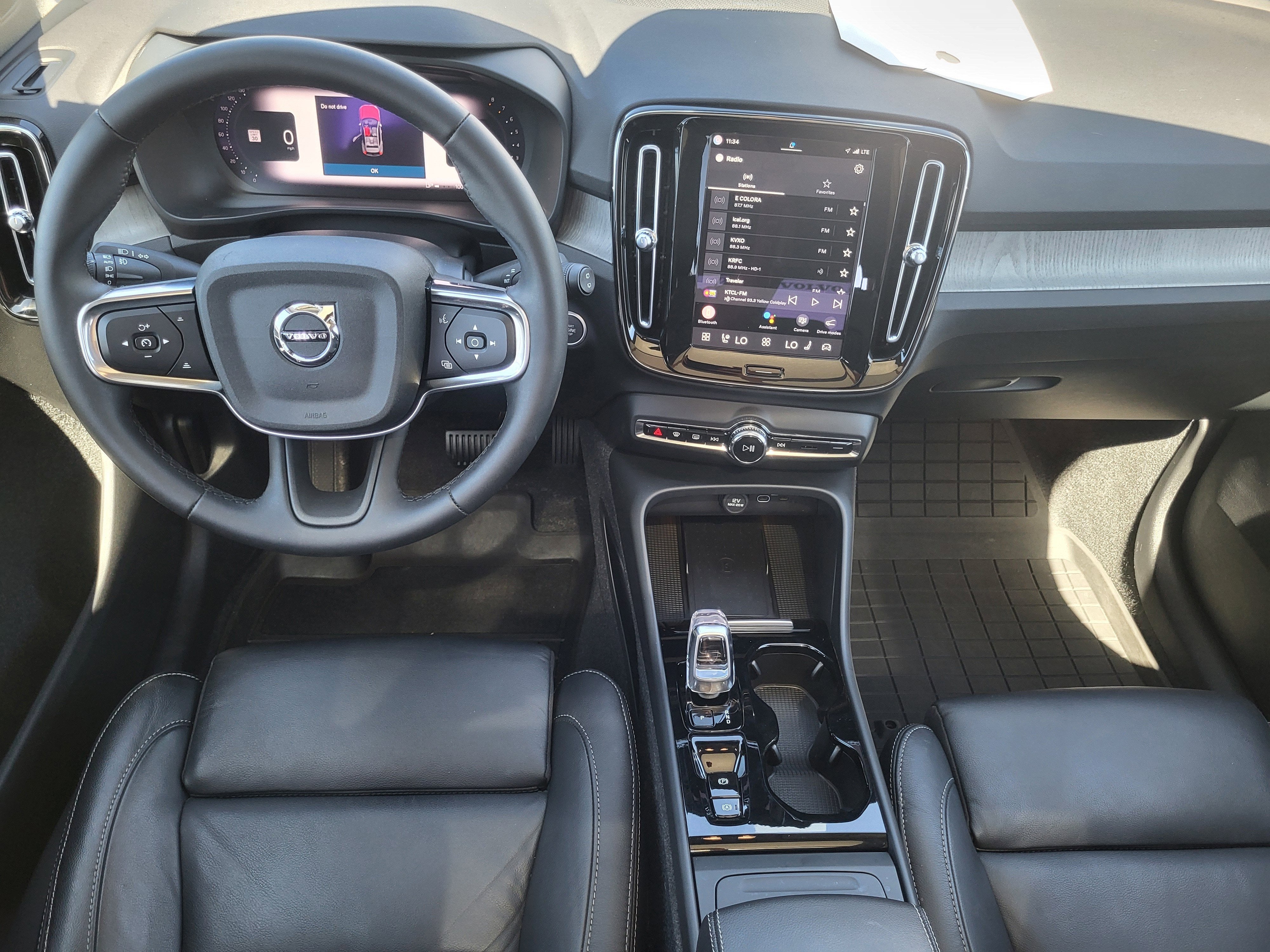 2024 Volvo XC40 B5 Plus Dark Theme