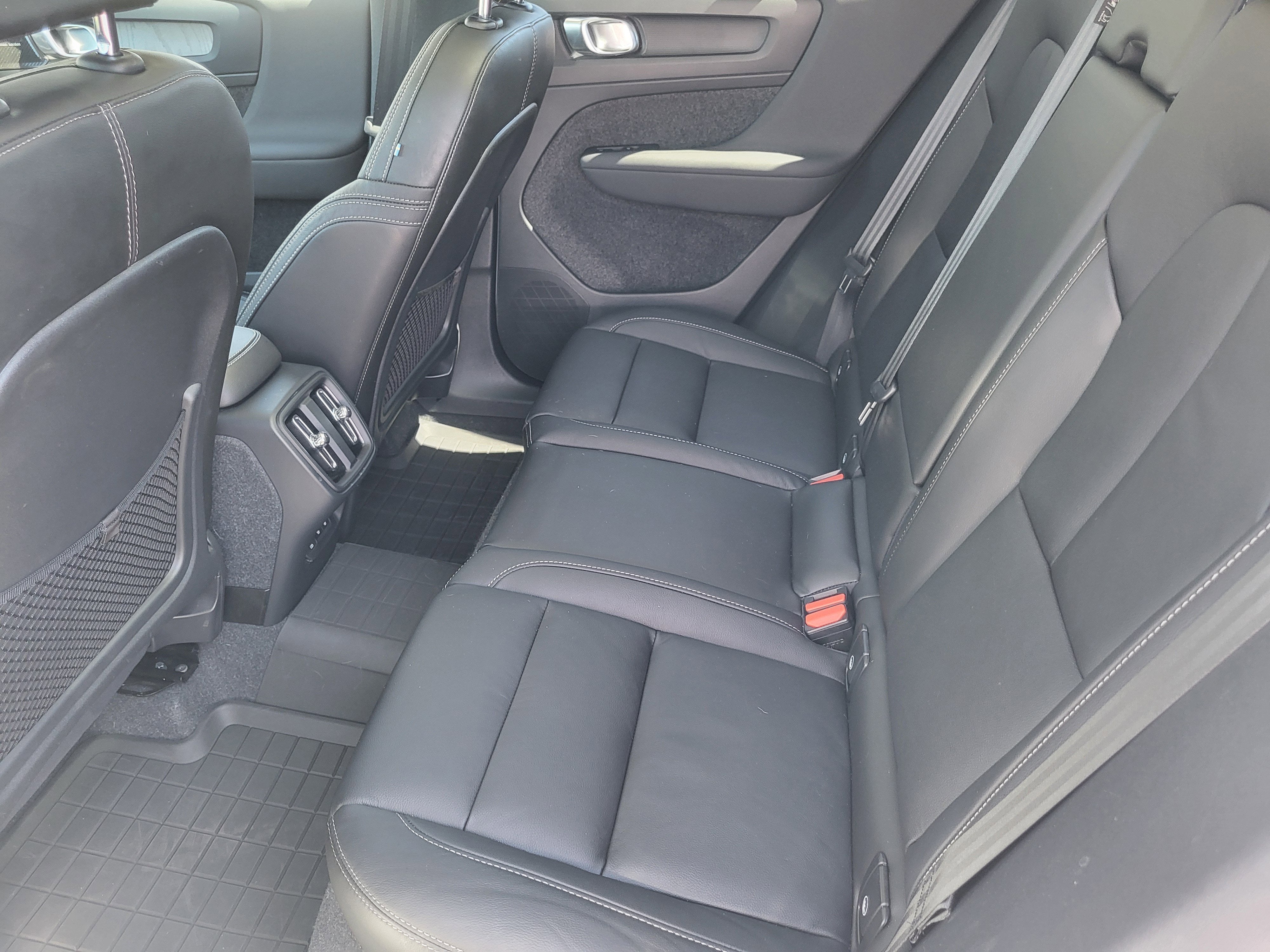 2024 Volvo XC40 B5 Plus Dark Theme