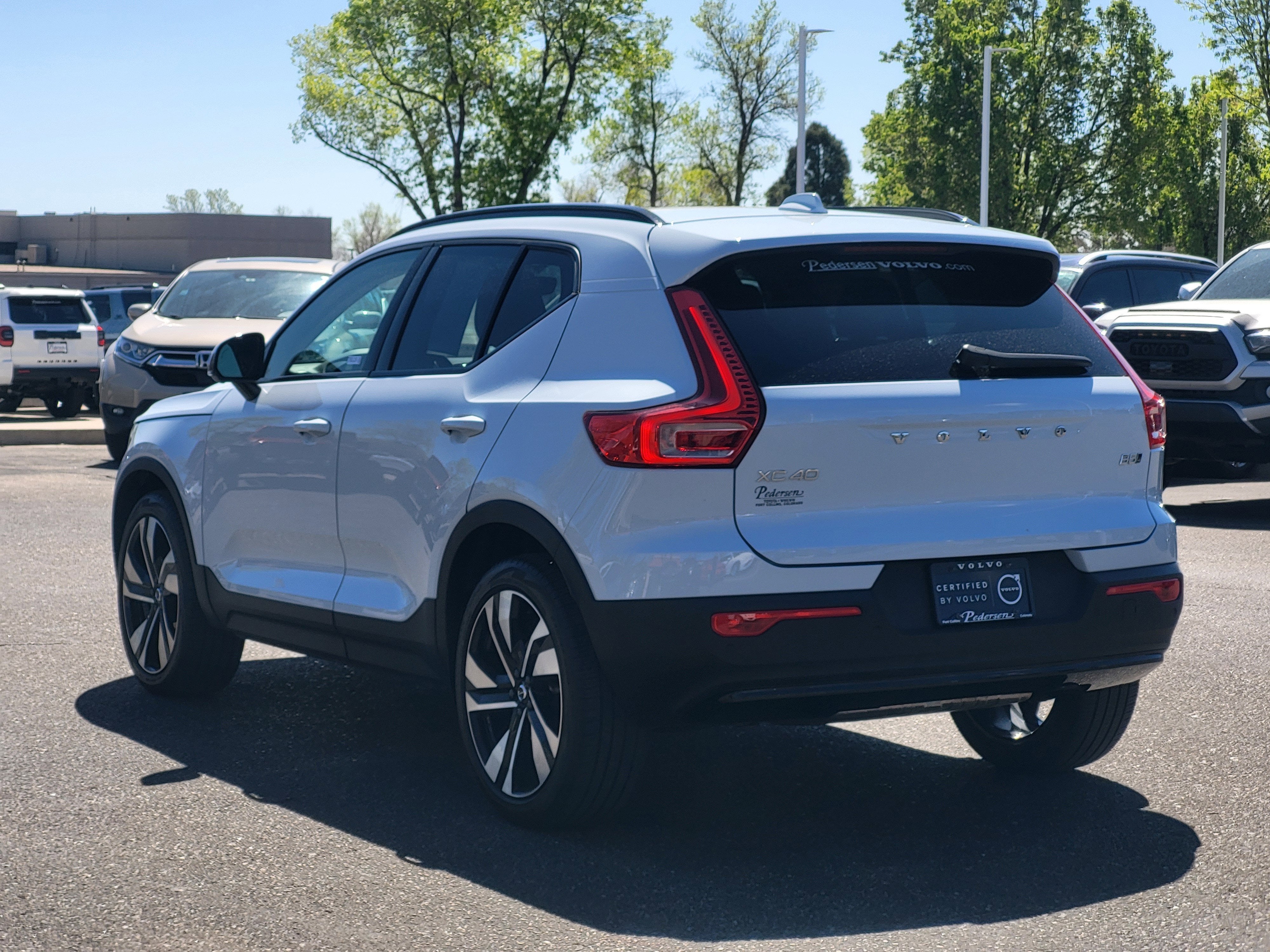 2024 Volvo XC40 B5 Plus Dark Theme