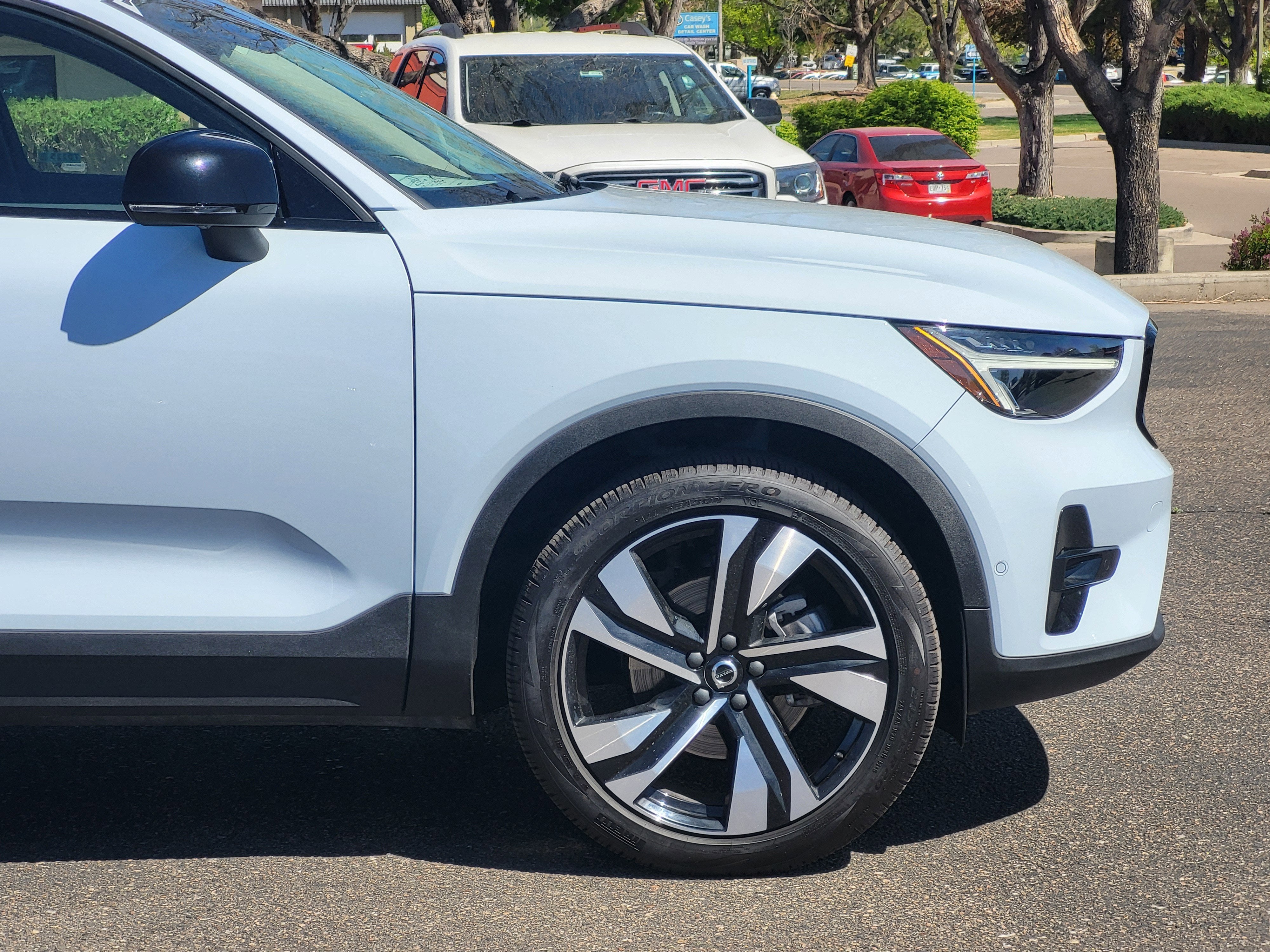 2024 Volvo XC40 B5 Plus Dark Theme