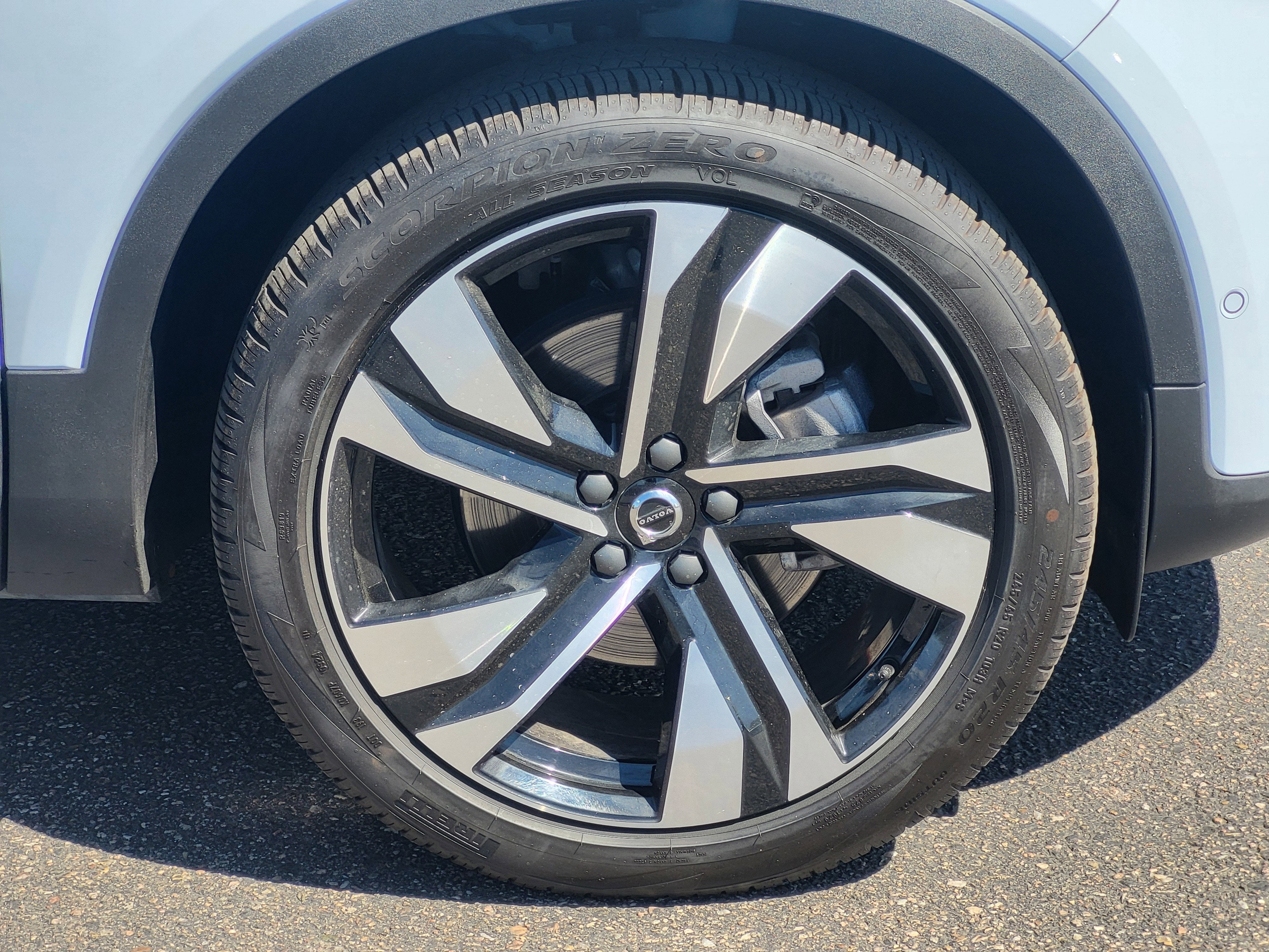 2024 Volvo XC40 B5 Plus Dark Theme