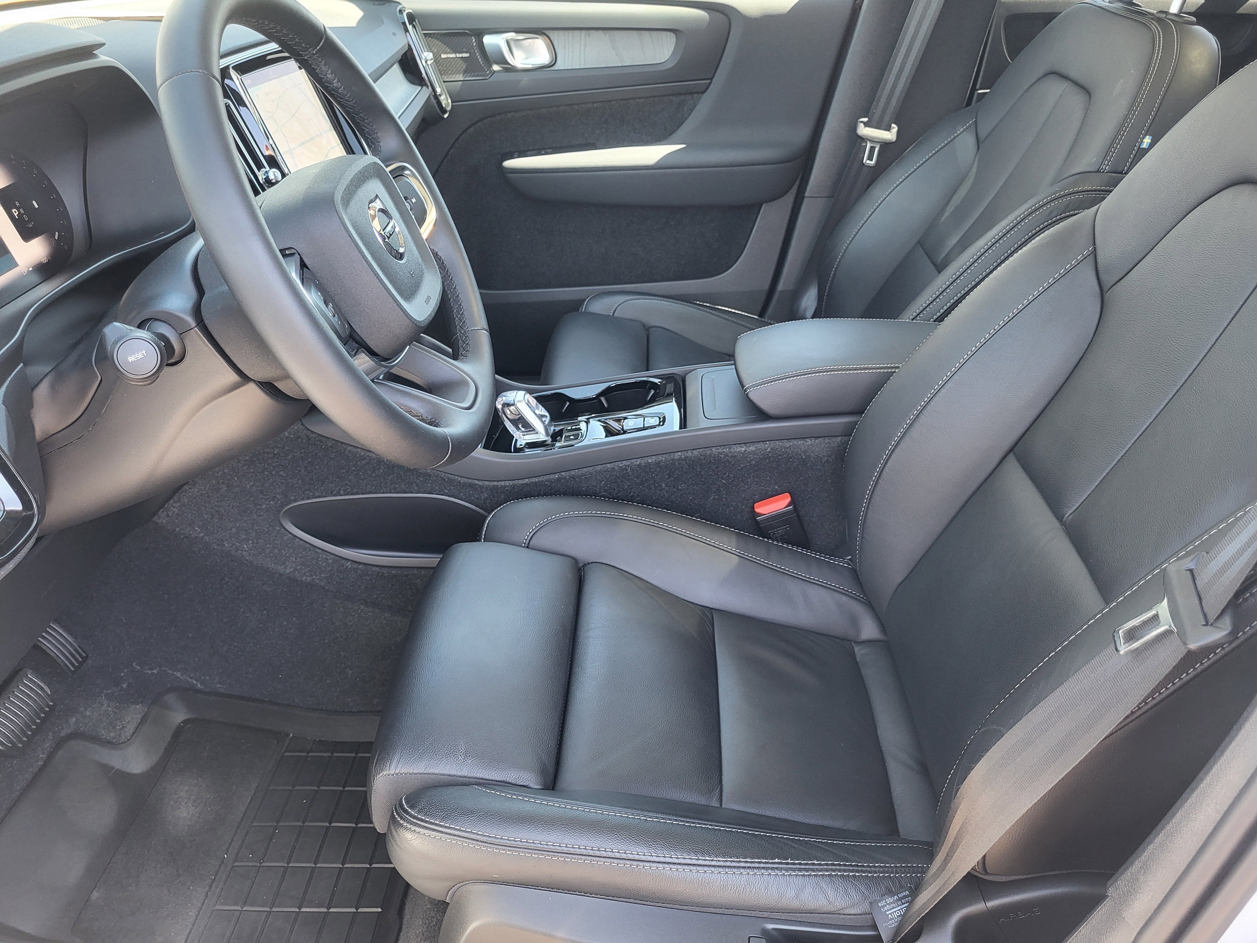 2024 Volvo XC40 B5 Plus Dark Theme