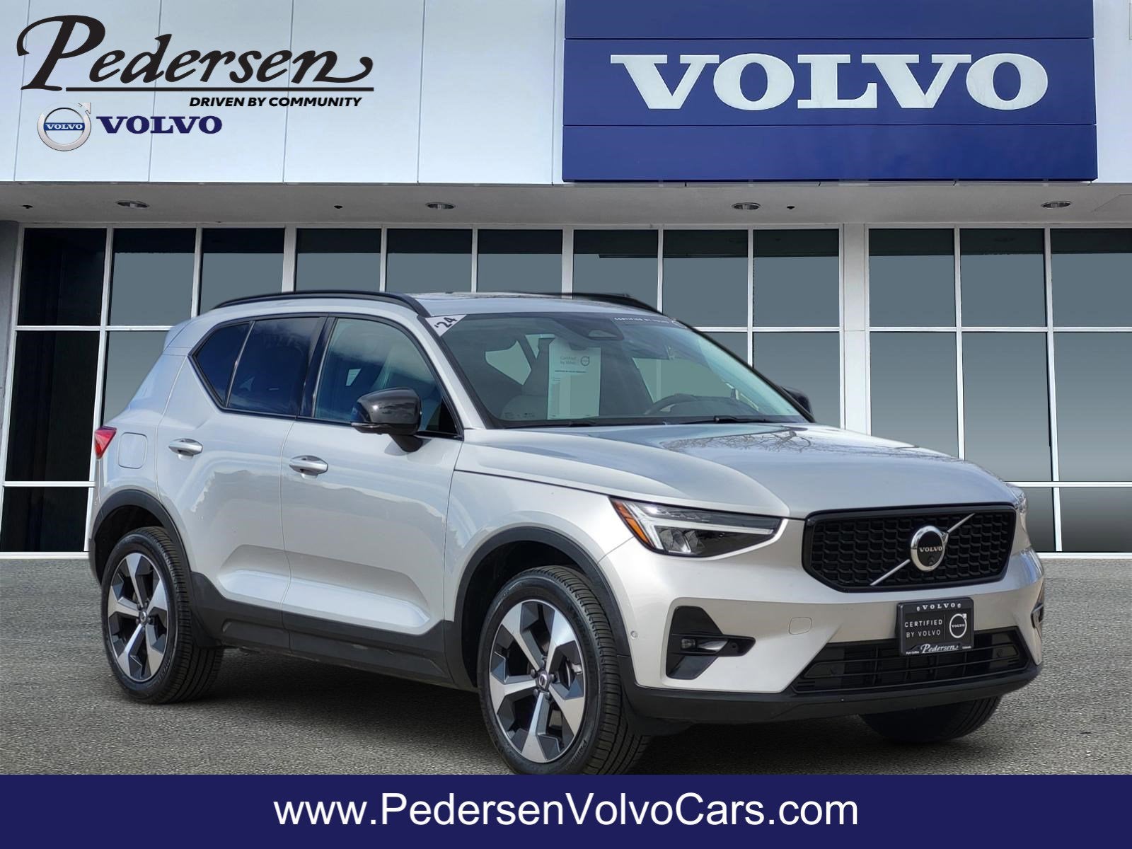 2024 Volvo XC40 B5 Plus Dark Theme