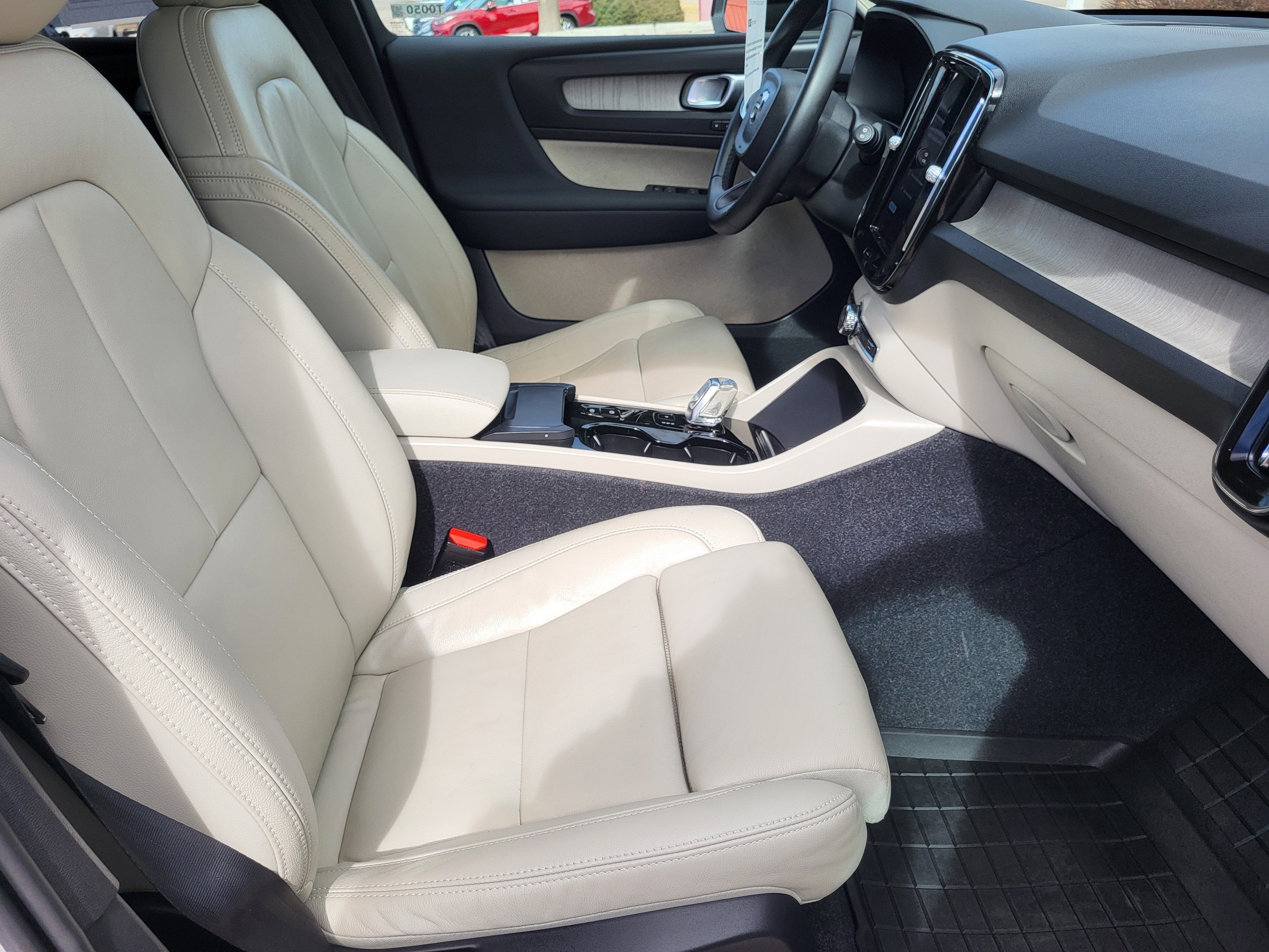 2024 Volvo XC40 B5 Plus Dark Theme