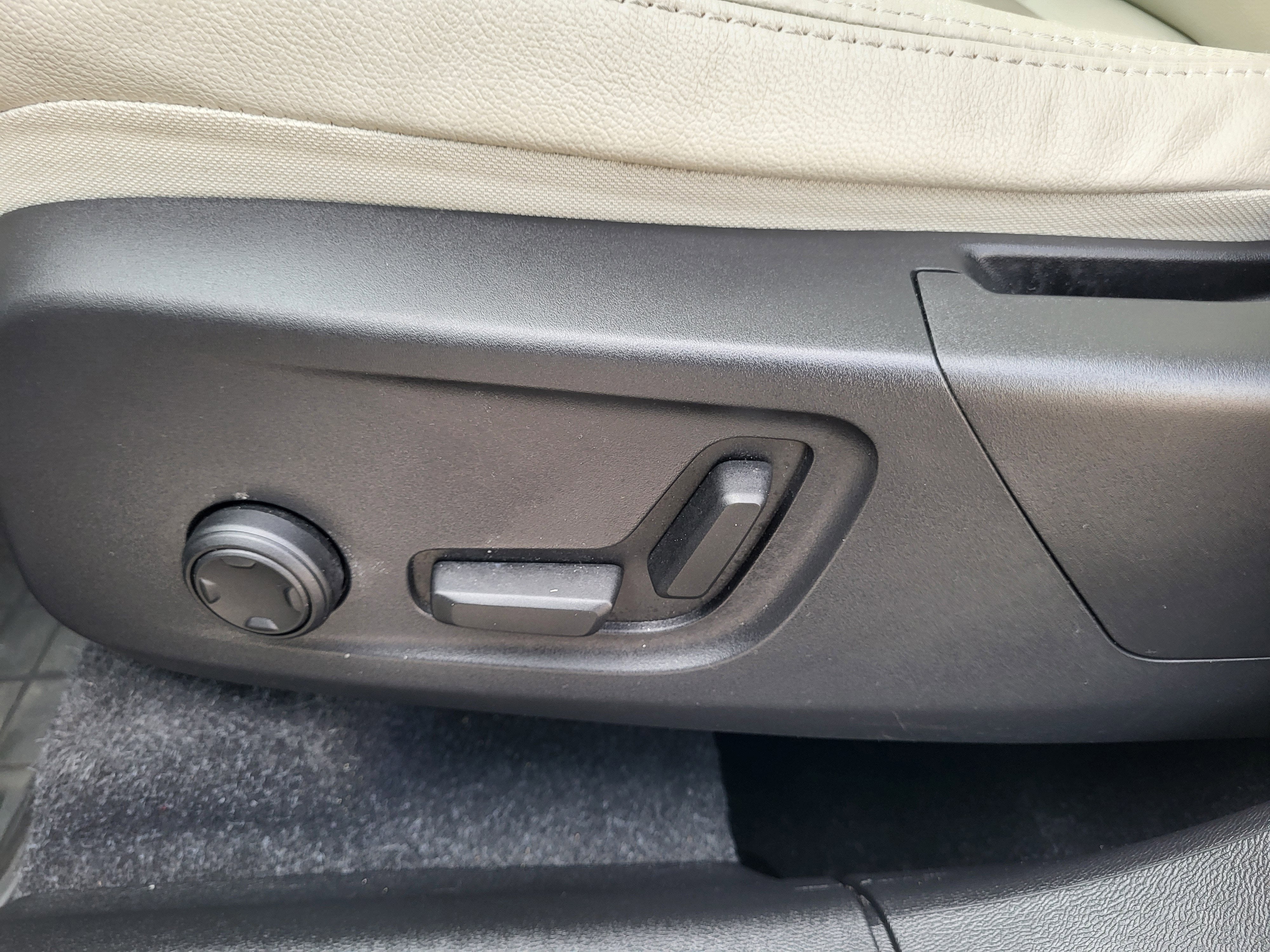 2024 Volvo XC40 B5 Plus Dark Theme